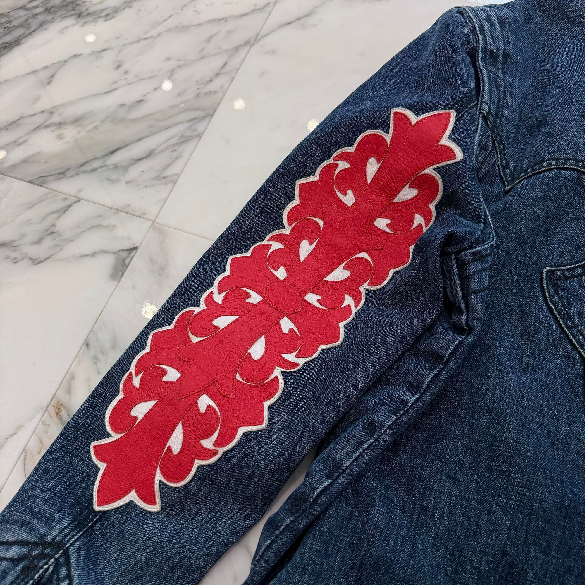 CHROME HEARTS Floral Cross Leather Patch Flare Knee Sleeve Denim Jacket Size S クロムハーツ フローラルクロス レザーパッチ フレアニー スリーブ デニムジャケット サイズS