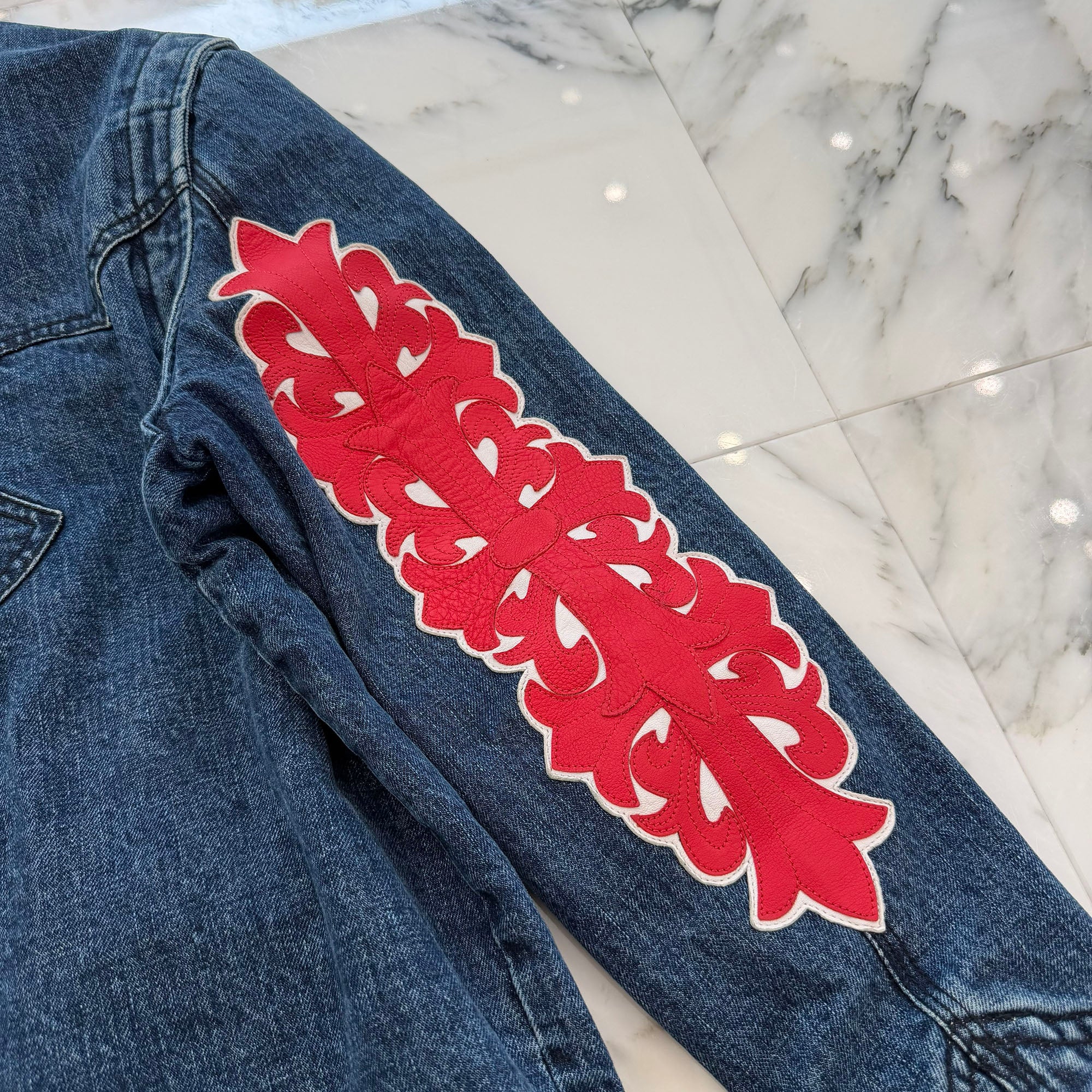 CHROME HEARTS Floral Cross Leather Patch Flare Knee Sleeve Denim Jacket Size S クロムハーツ フローラルクロス レザーパッチ フレアニー スリーブ デニムジャケット サイズS