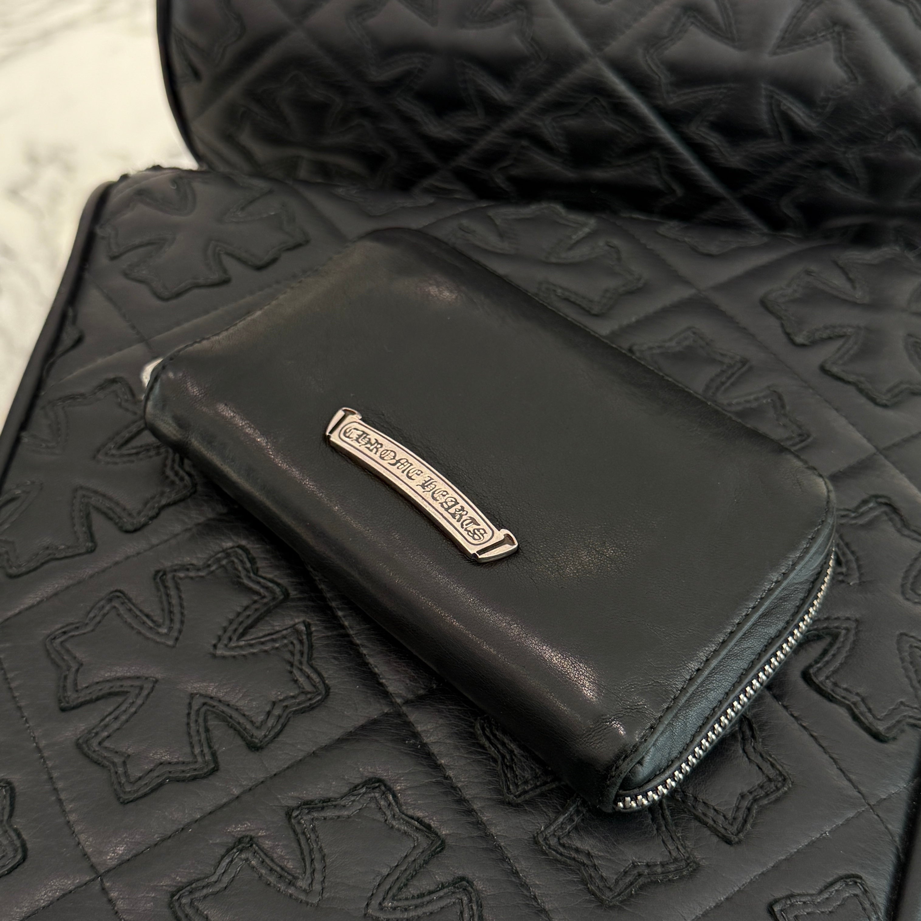 CHROME HEARTS Scroll Logo Label Round Zip Mini Wallet クロムハーツ