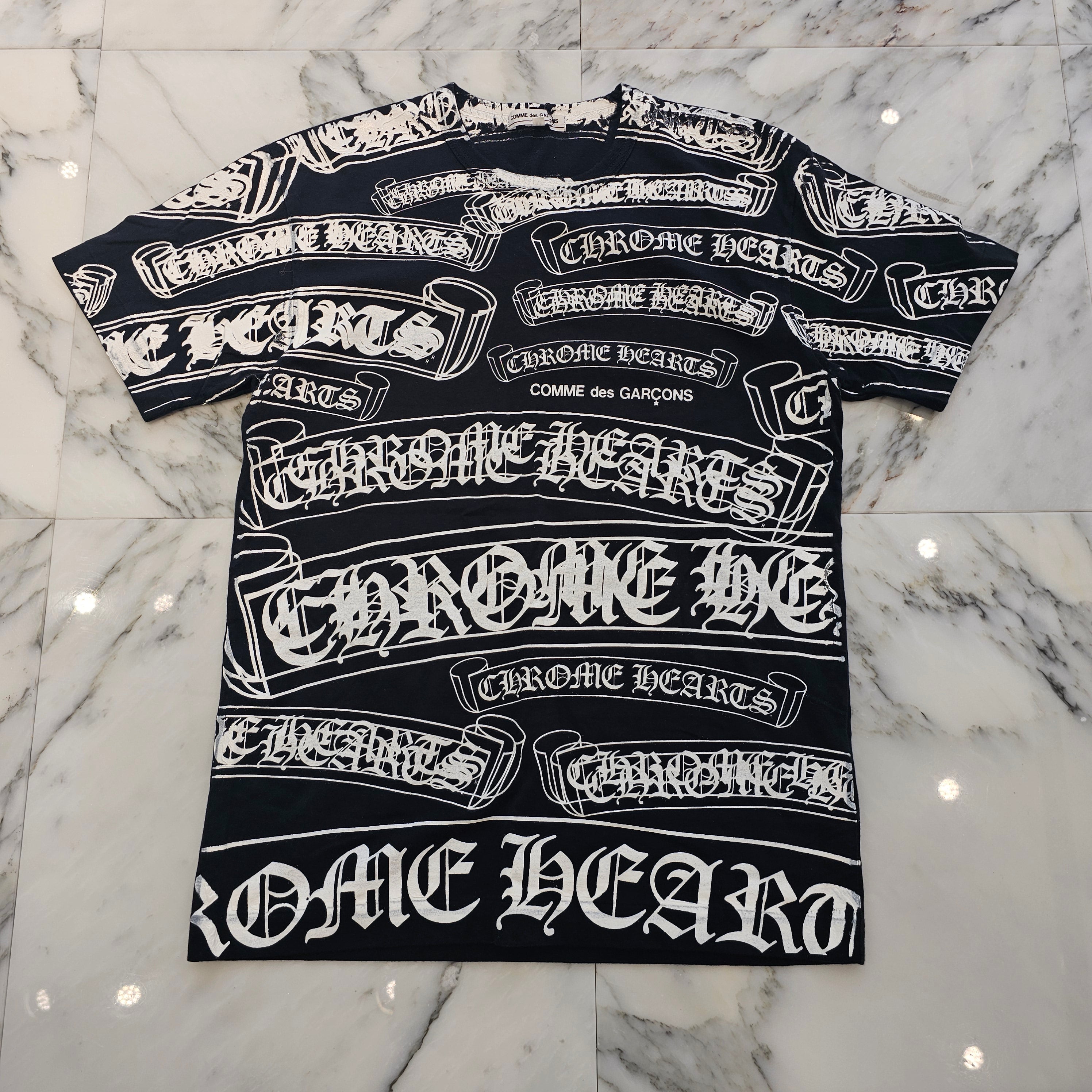 CHROME HEARTS × COMME des GARCONS Scroll Label Logo Tee Size M クロムハーツ × コムデギャルソン スクロールロゴラベル Tシャツ サイズM