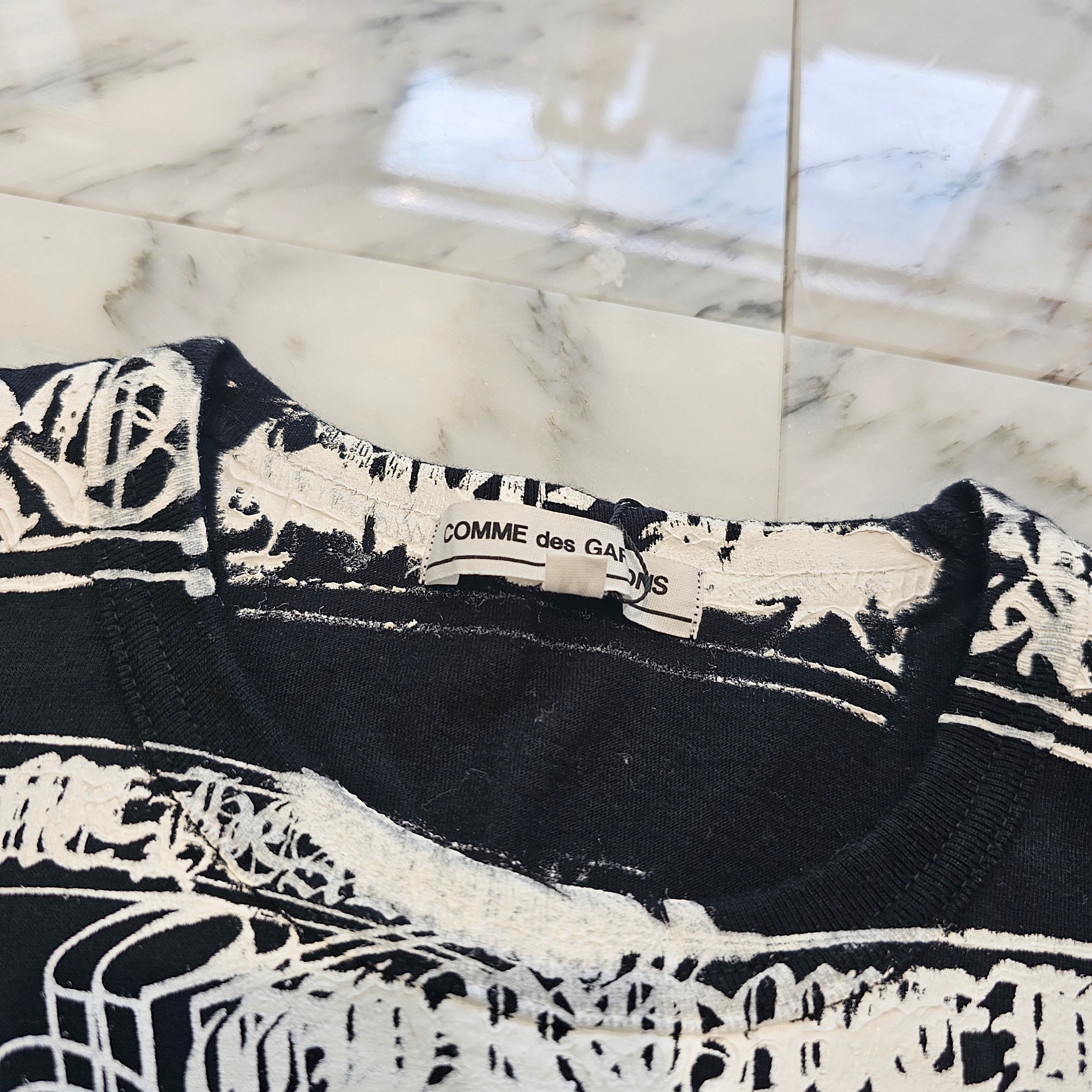 CHROME HEARTS × COMME des GARCONS Scroll Label Logo Tee Size M クロムハーツ × コムデギャルソン スクロールロゴラベル Tシャツ サイズM