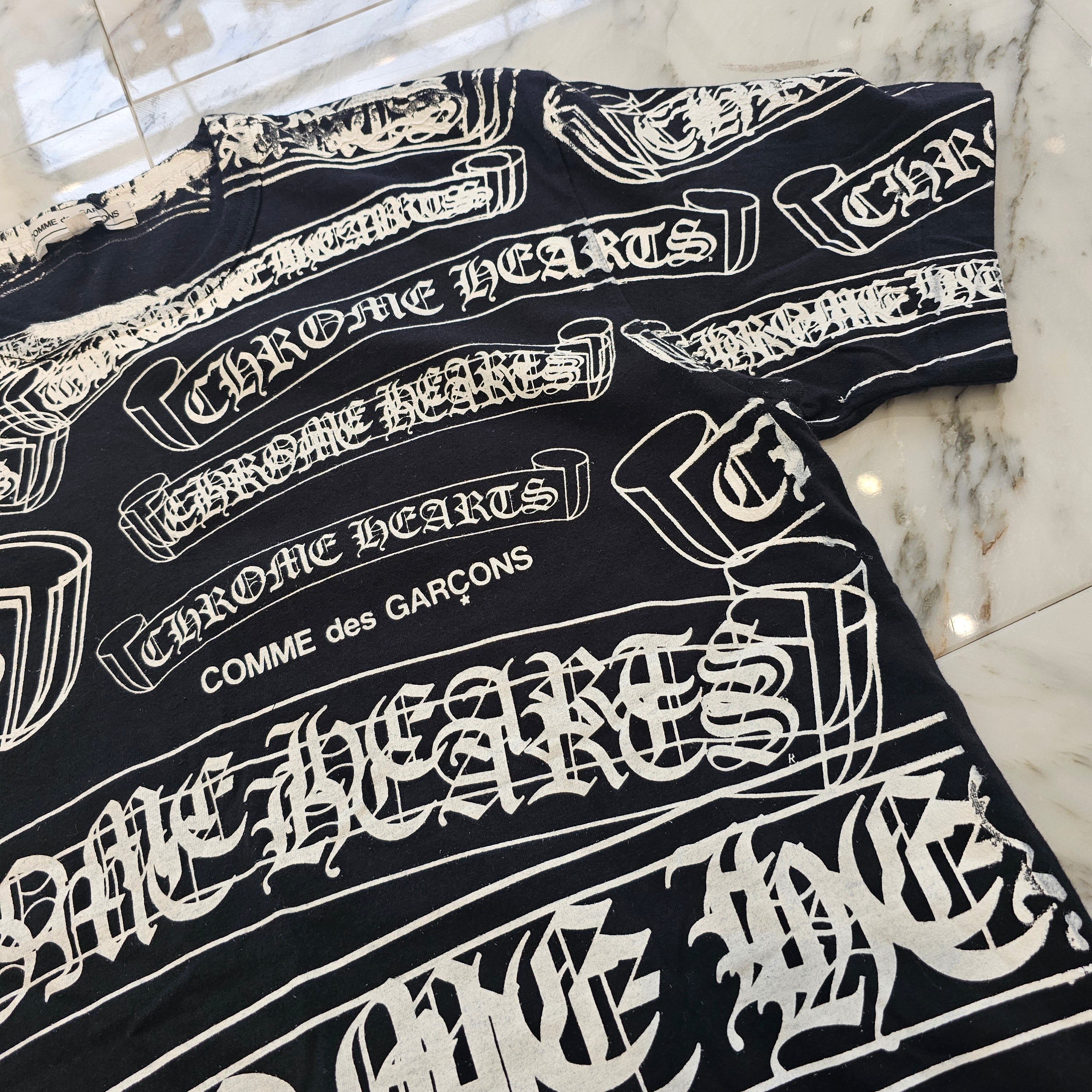 CHROME HEARTS × COMME des GARCONS Scroll Label Logo Tee Size M クロムハーツ × コムデギャルソン スクロールロゴラベル Tシャツ サイズM