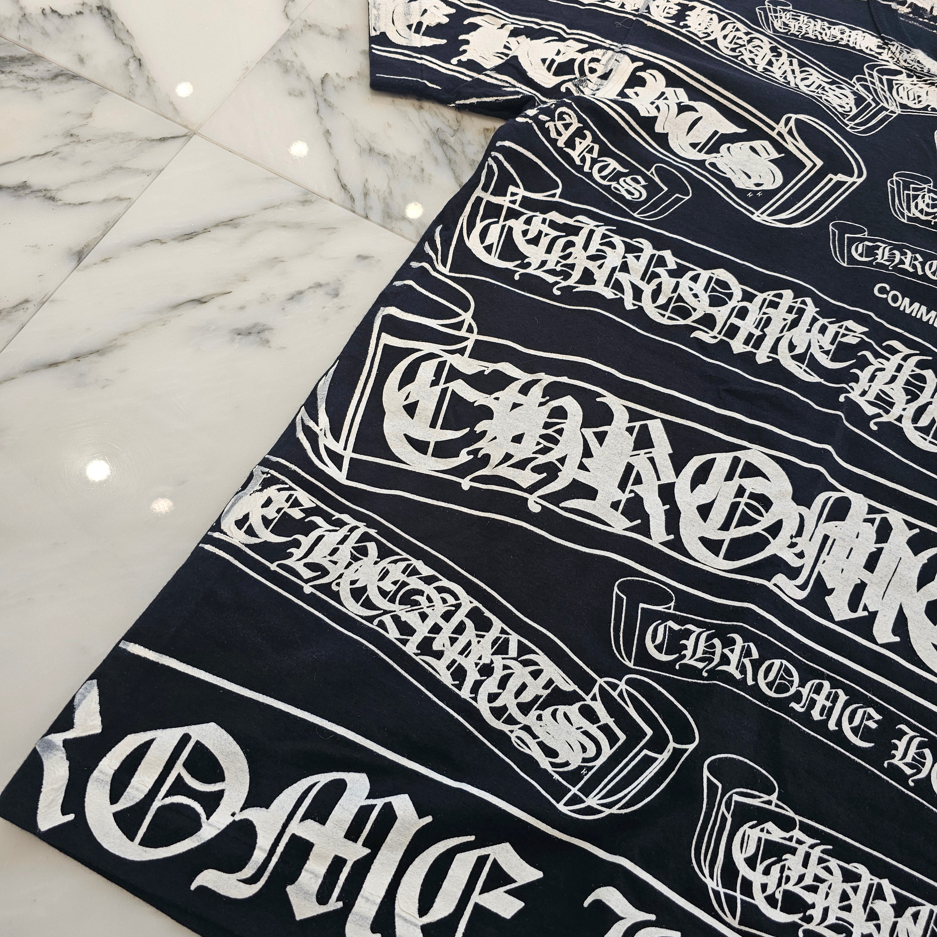 CHROME HEARTS × COMME des GARCONS Scroll Label Logo Tee Size M クロムハーツ × コムデギャルソン スクロールロゴラベル Tシャツ サイズM