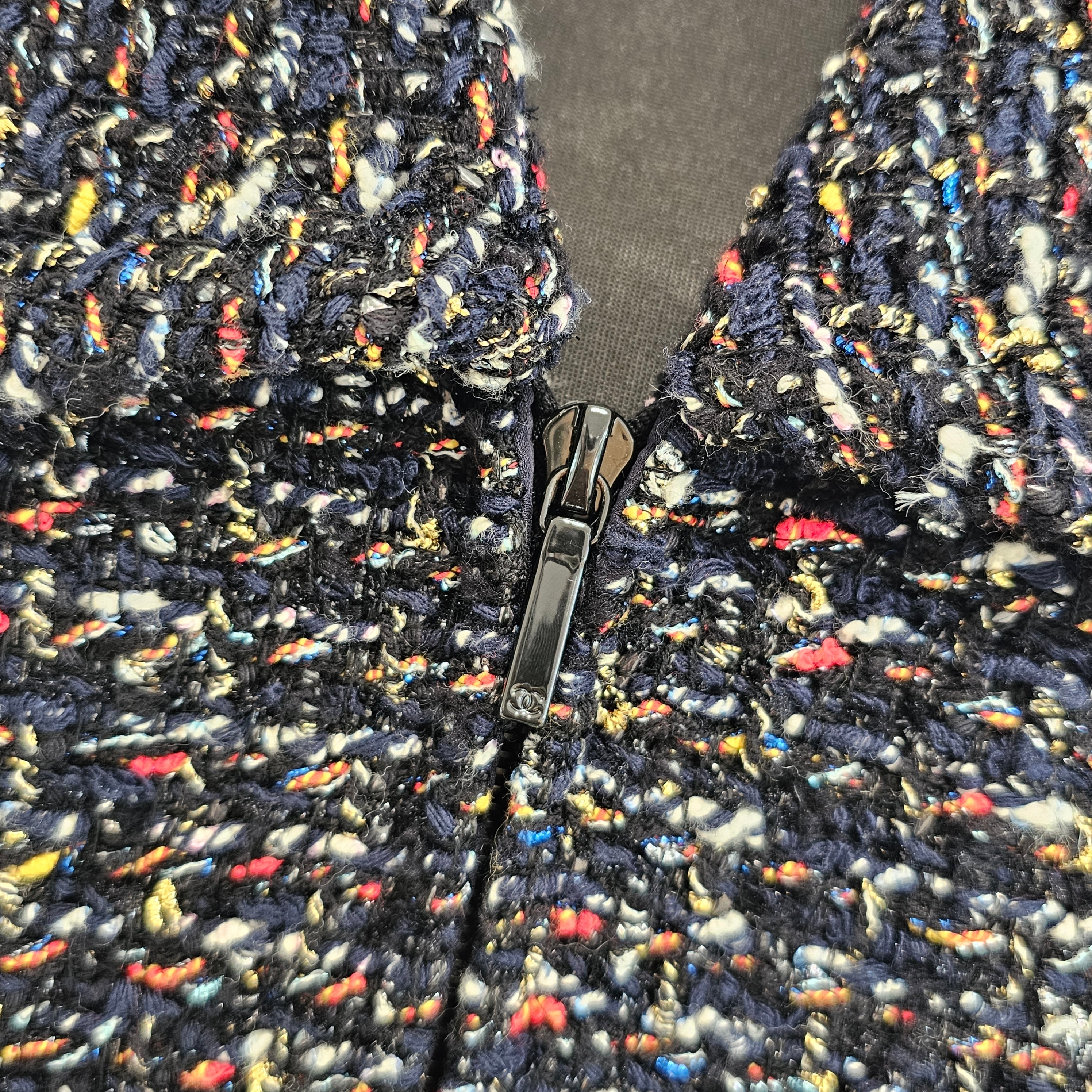 CHANEL 2015 Cruise Black Multi Color Zipper Fantasy Tweed Jacket P52665V39276 Size 40 シャネル 2015クルーズ ブラック マルチカラー ジッパー ファンタジー ツイード ジャケット サイズ40