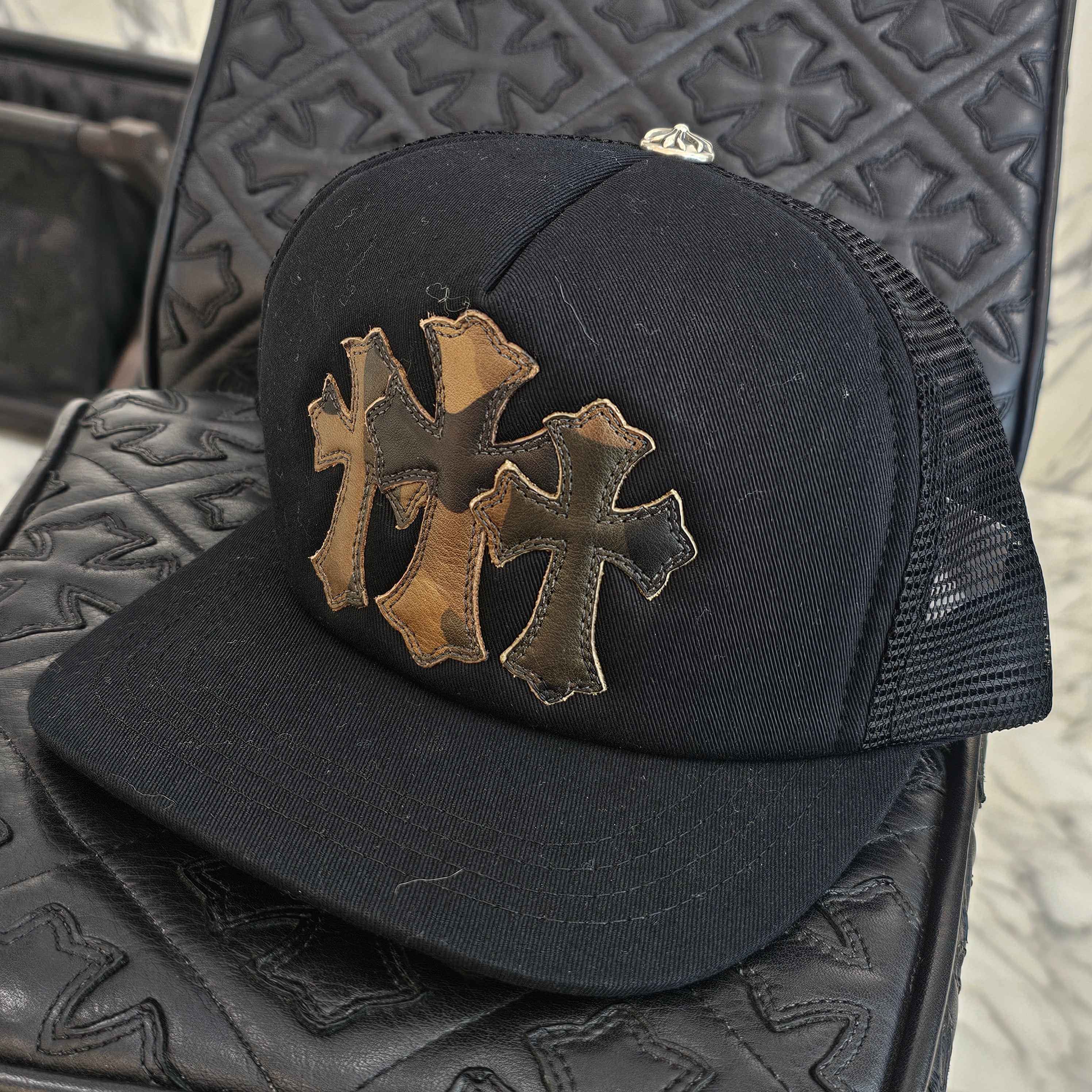 CHROME HEARTS Camo Triple Cross Leather Patch Trucker Cap ONE SIZE（51-61）クロムハーツ カモ トリプルクロス レザーパッチ トラッカーキャップ サイズONE SIZE（51-61）
