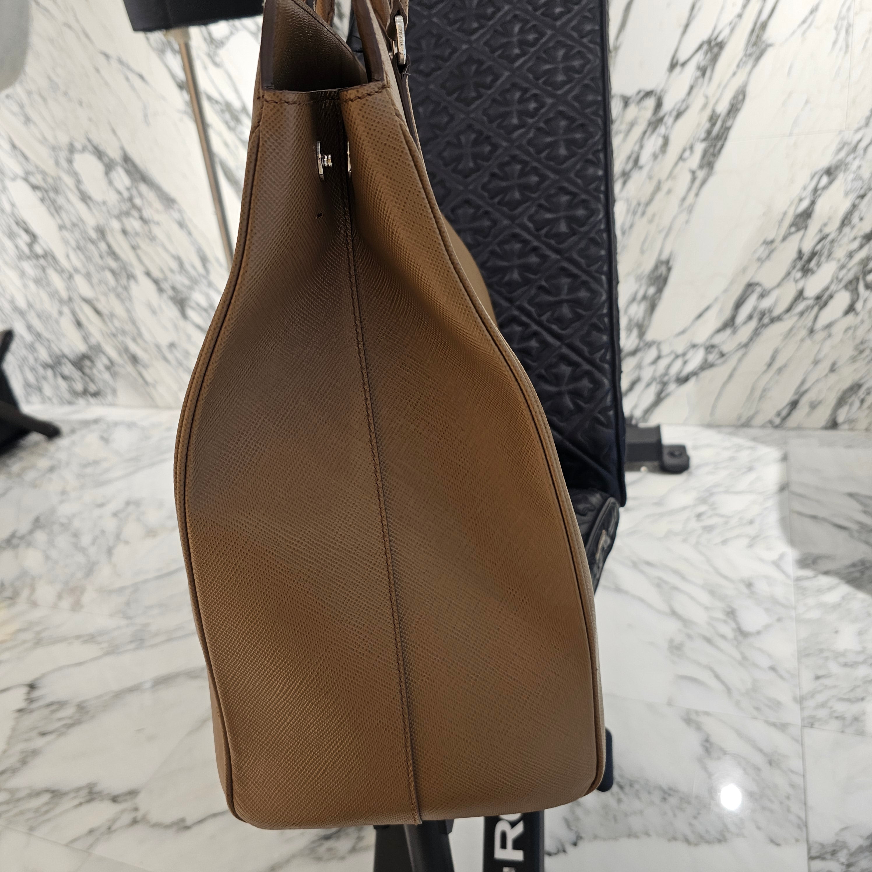 PRADA Galleria SAFFIANO LUX Double Handle Tote Bag "Cannella" 2VG066 プラダ ガレリア サフィアーノルクス ダブル ハンドル トートバッグ "カネッラ"