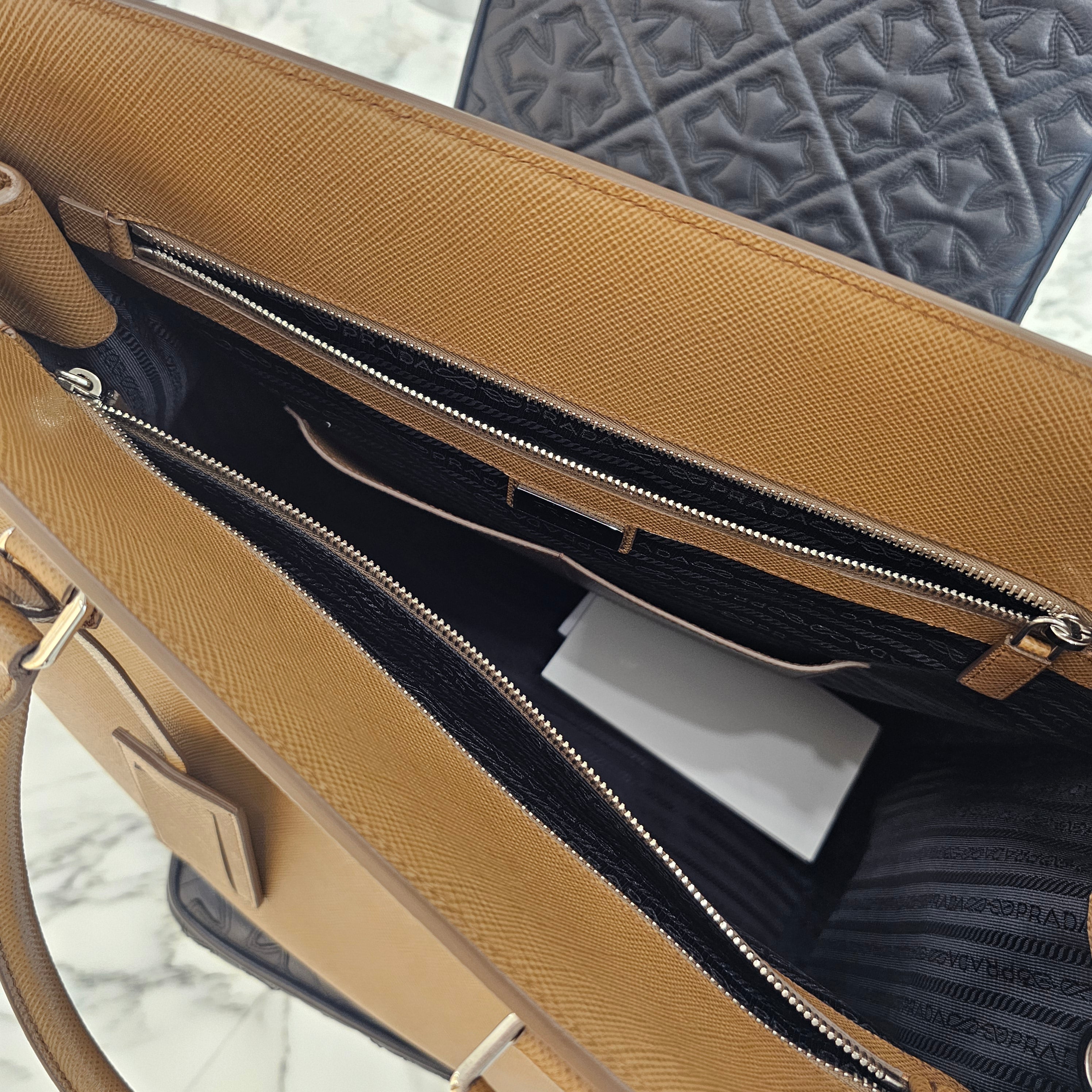 PRADA Galleria SAFFIANO LUX Double Handle Tote Bag "Cannella" 2VG066 プラダ ガレリア サフィアーノルクス ダブル ハンドル トートバッグ "カネッラ"