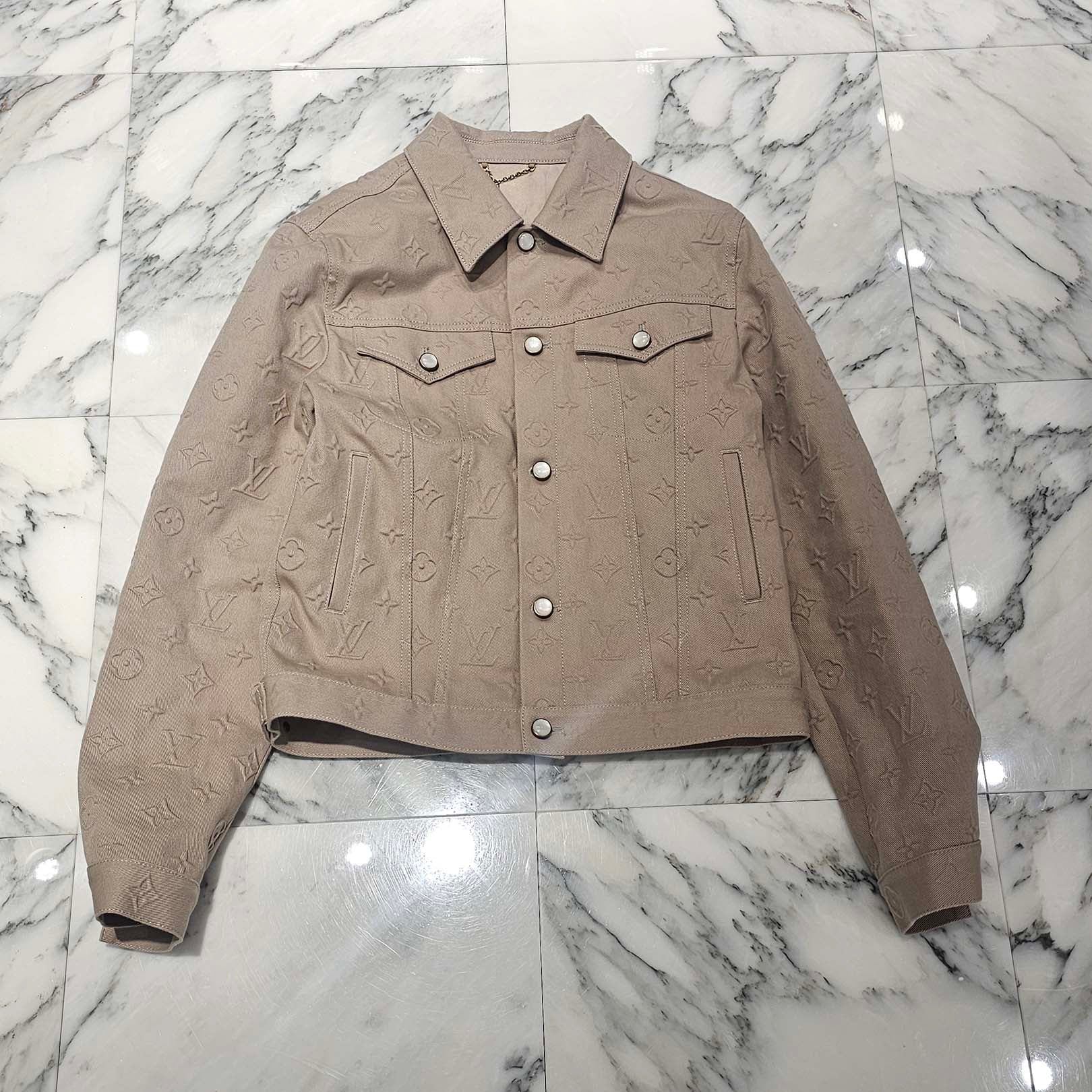 LOUIS VUITTON 2025SS Monogram Embossed Denim Jacket 1AHBEV Size 50 ルイヴィトン モノグラム エンボス デニムジャケット サイズ50