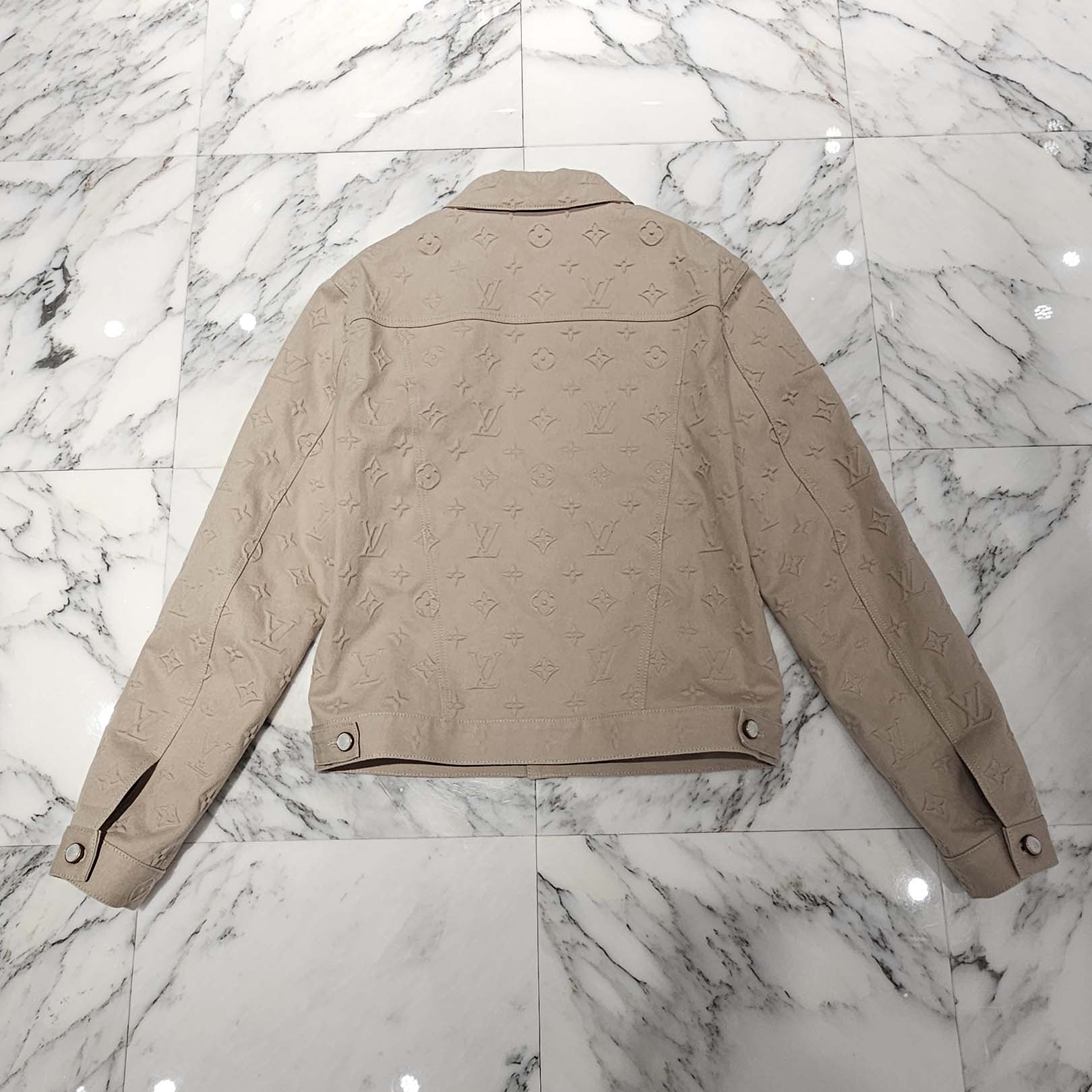LOUIS VUITTON 2025SS Monogram Embossed Denim Jacket 1AHBEV Size 50 ルイヴィトン モノグラム エンボス デニムジャケット サイズ50