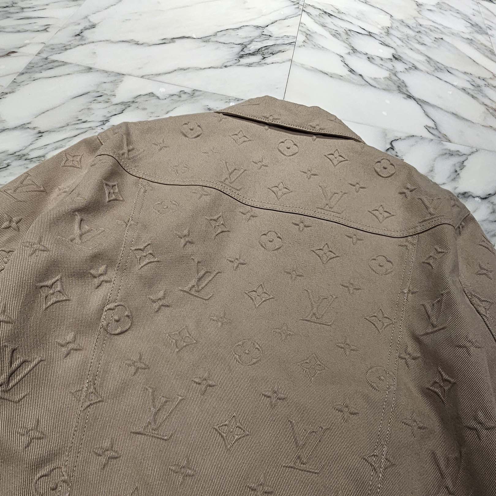 LOUIS VUITTON 2025SS Monogram Embossed Denim Jacket 1AHBEV Size 50 ルイヴィトン モノグラム エンボス デニムジャケット サイズ50