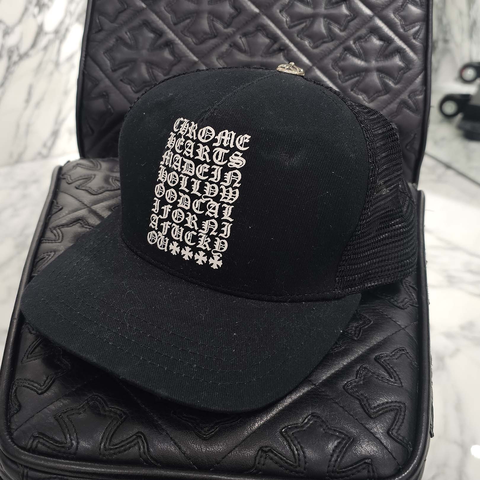 CHROME HEARTS Made In Hollywood Fuck You Vertical Logo Trucker Cap Size ONE SIZE（53-60）クロムハーツ メイドインハリウッド ファックユー ヴァーティカルロゴ トラッカーキャップ サイズONE SIZE（53-60）