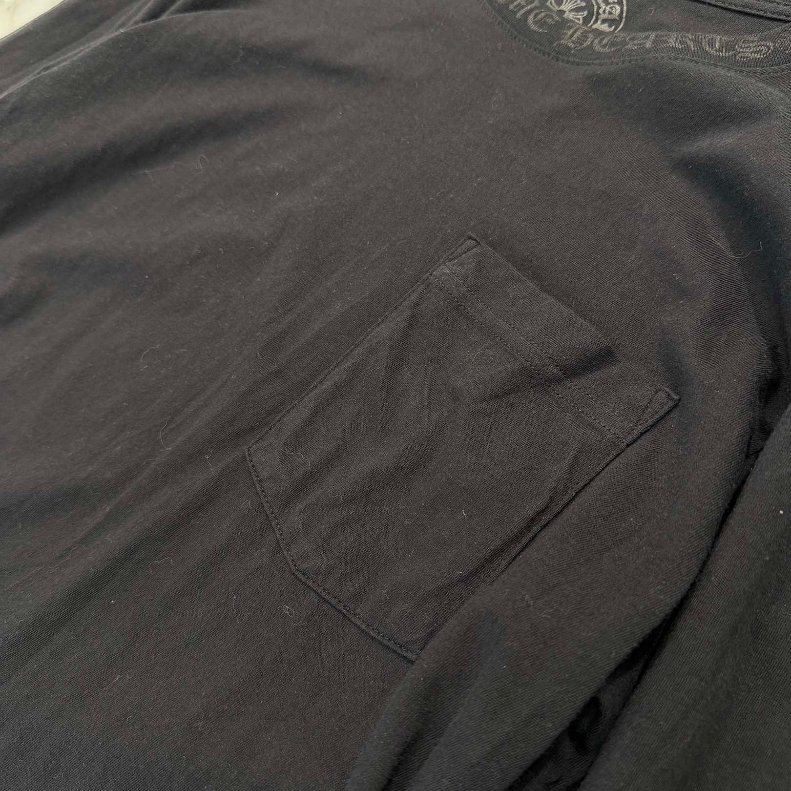 CHROME HEARTS Old English Neck Logo Dark Grey Long Sleeve Tee Size M クロムハーツ オールドイングリッシュ ネックロゴ ダークグレイ ロングスリーブTシャツ サイズM