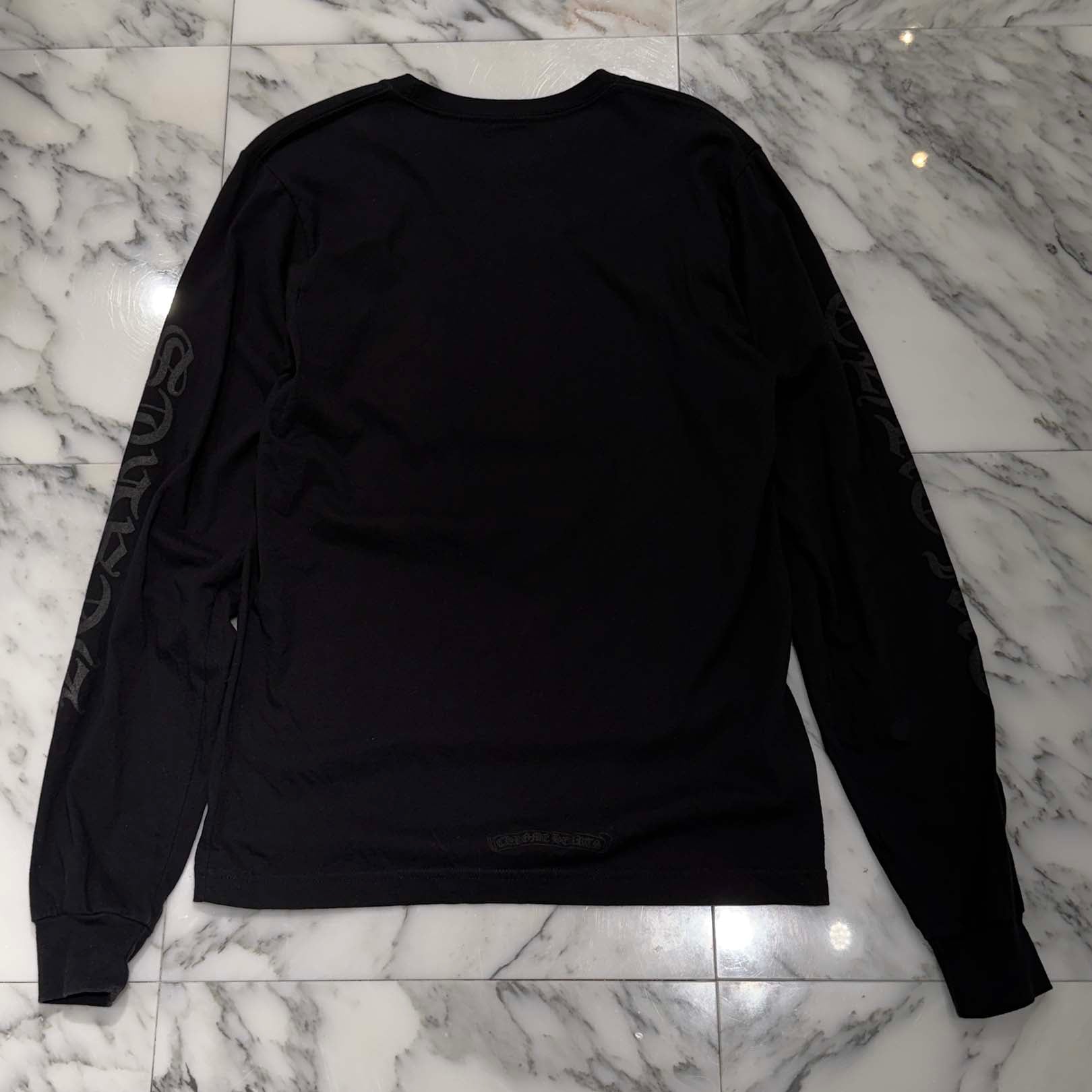 CHROME HEARTS Old English Neck Logo Dark Grey Long Sleeve Tee Size M クロムハーツ オールドイングリッシュ ネックロゴ ダークグレイ ロングスリーブTシャツ サイズM