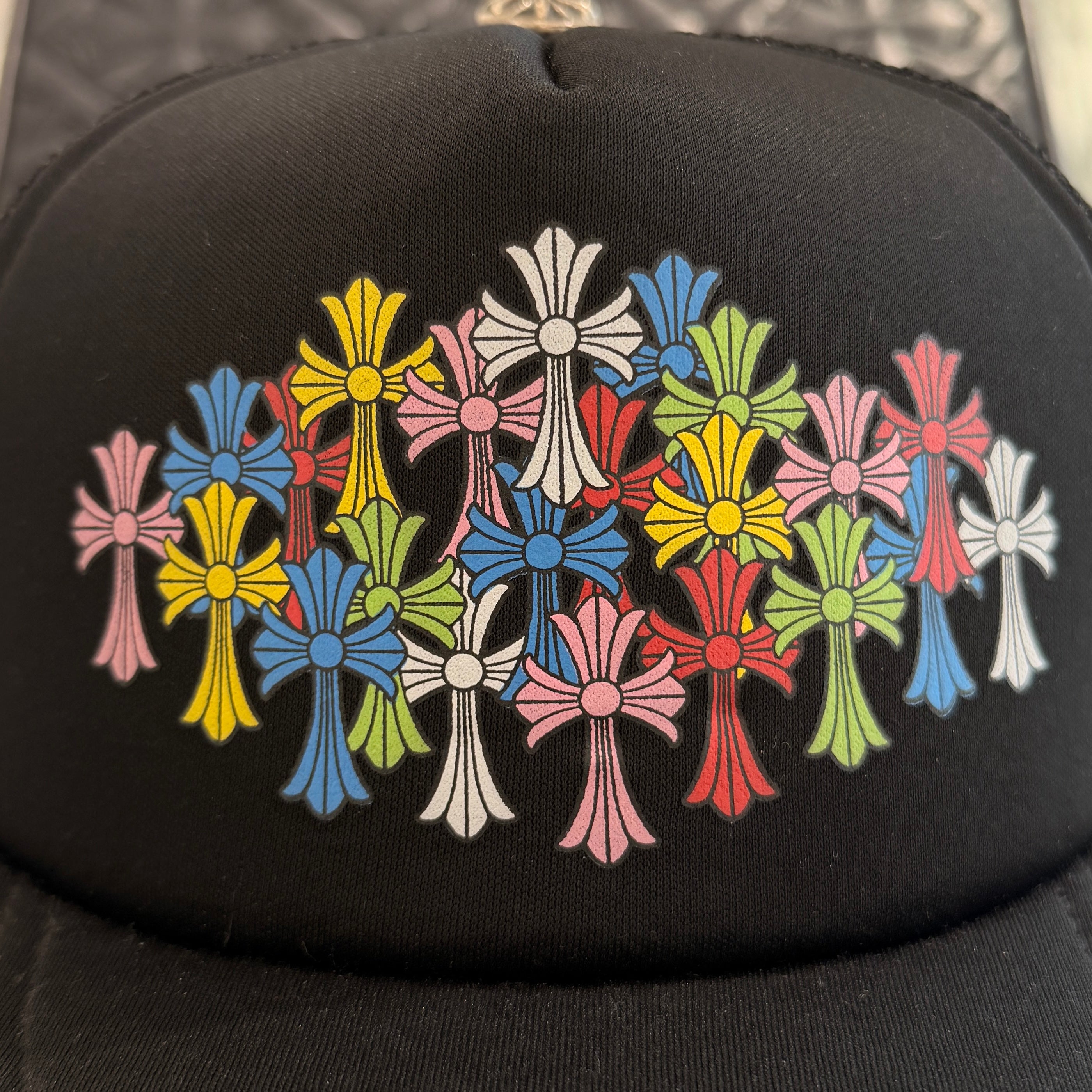 CHROME HEARTS Multi Color Cemetery Cross Print Trucker Cap ONE SIZE (53-60) クロムハーツ マルチカラー セメタリークロス プリント トラッカーキャップ ONE SIZE (53-60)