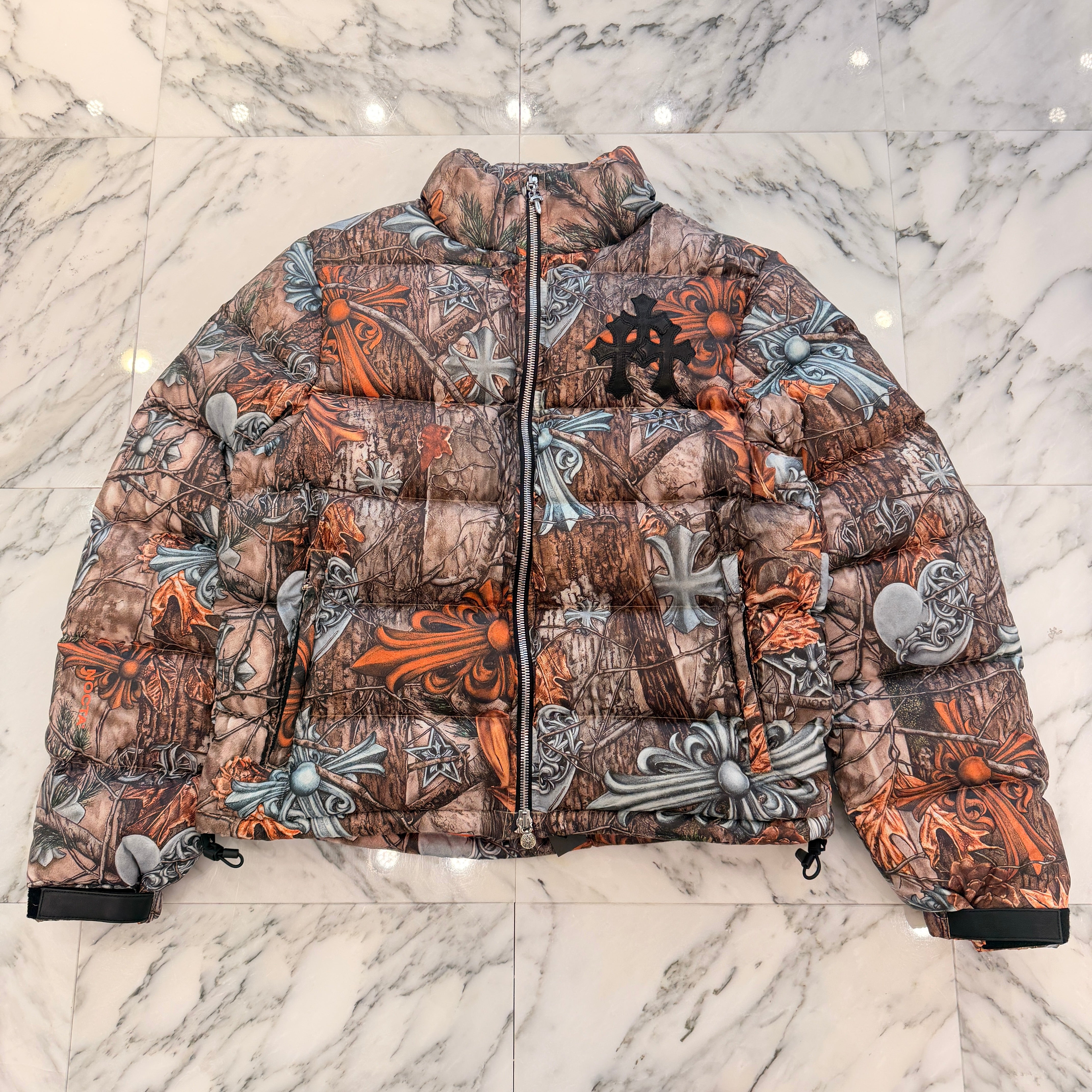 CHROME HEARTS × NIKE × Drake NOCTA 2026SS 3 Cemetery Cross Leather Patch Camo Down Jacket Size M クロムハーツ×ナイキ×ドレイク ノクタ 3 セメタリークロス レザーパッチ カモ ダウンジャケット サイズM