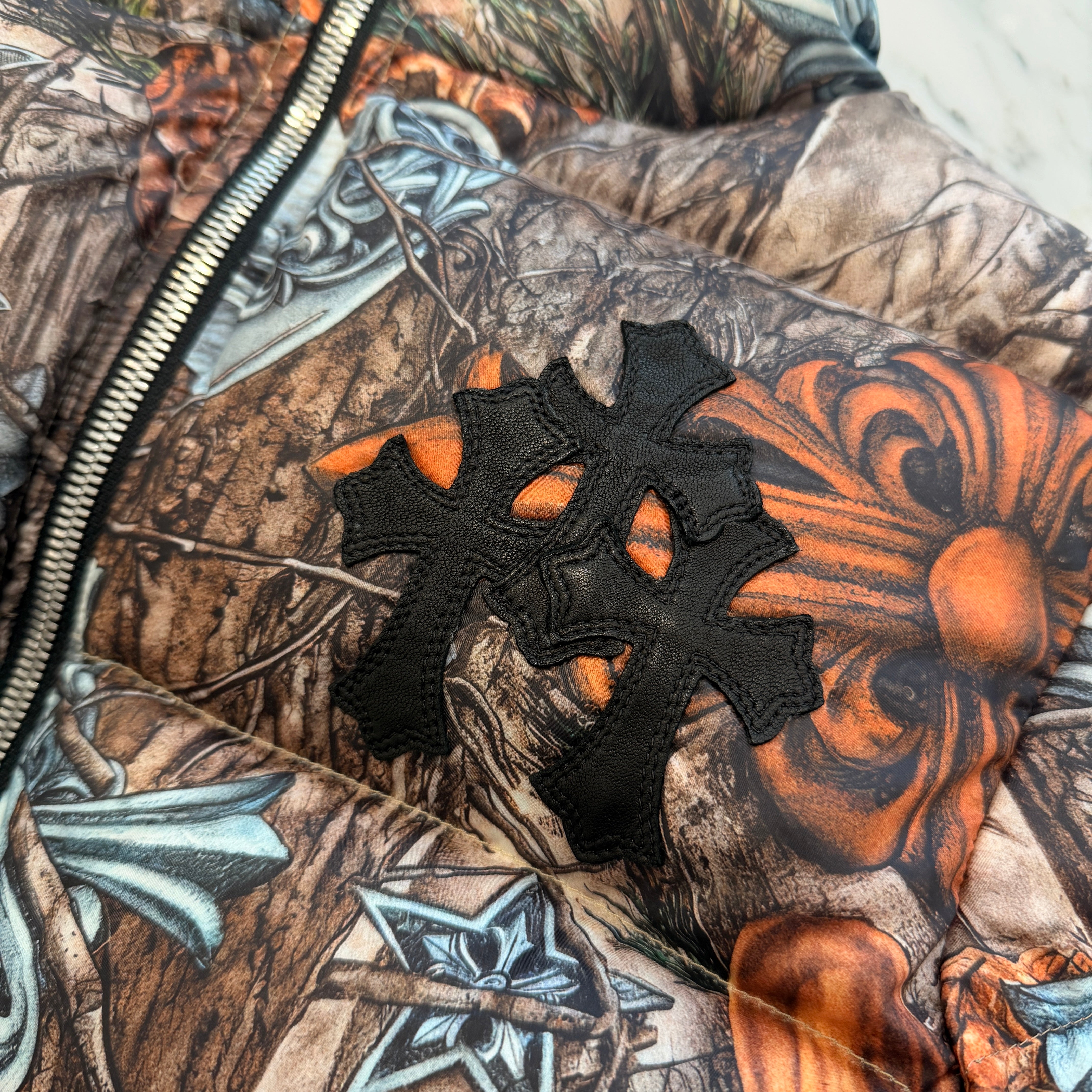 CHROME HEARTS × NIKE × Drake NOCTA 2026SS 3 Cemetery Cross Leather Patch Camo Down Jacket Size M クロムハーツ×ナイキ×ドレイク ノクタ 3 セメタリークロス レザーパッチ カモ ダウンジャケット サイズM