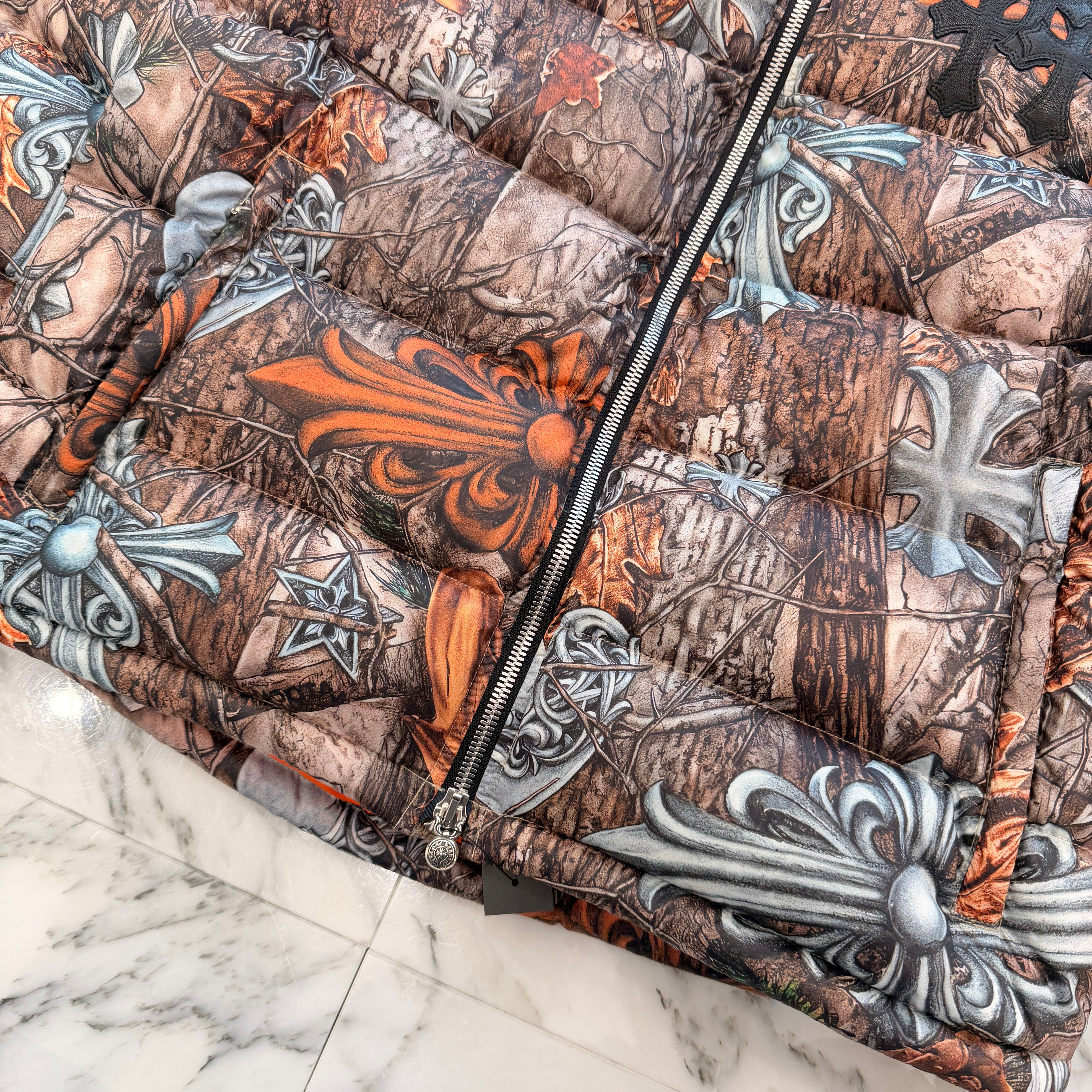 CHROME HEARTS × NIKE × Drake NOCTA 2026SS 3 Cemetery Cross Leather Patch Camo Down Jacket Size M クロムハーツ×ナイキ×ドレイク ノクタ 3 セメタリークロス レザーパッチ カモ ダウンジャケット サイズM