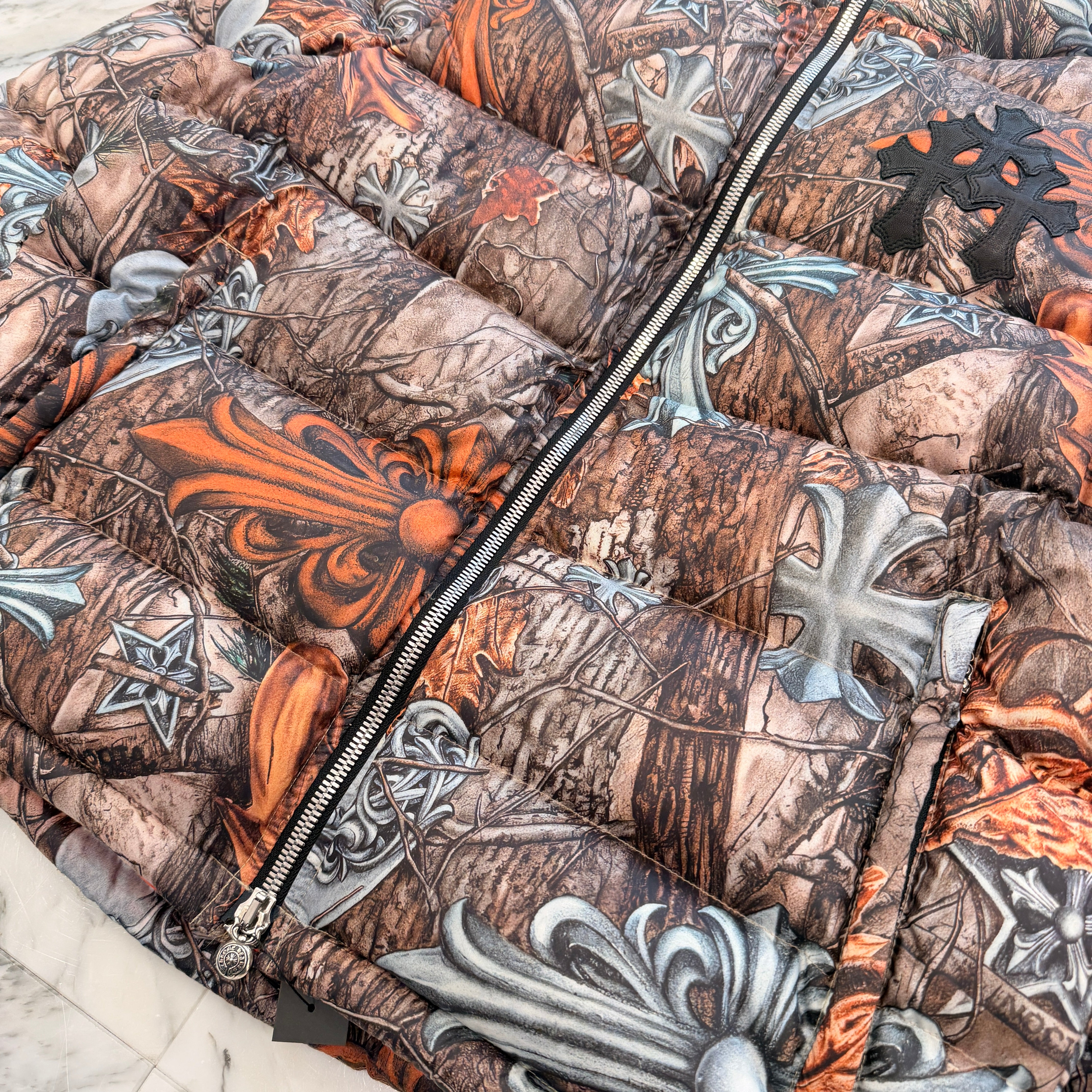 CHROME HEARTS × NIKE × Drake NOCTA 2026SS 3 Cemetery Cross Leather Patch Camo Down Jacket Size M クロムハーツ×ナイキ×ドレイク ノクタ 3 セメタリークロス レザーパッチ カモ ダウンジャケット サイズM