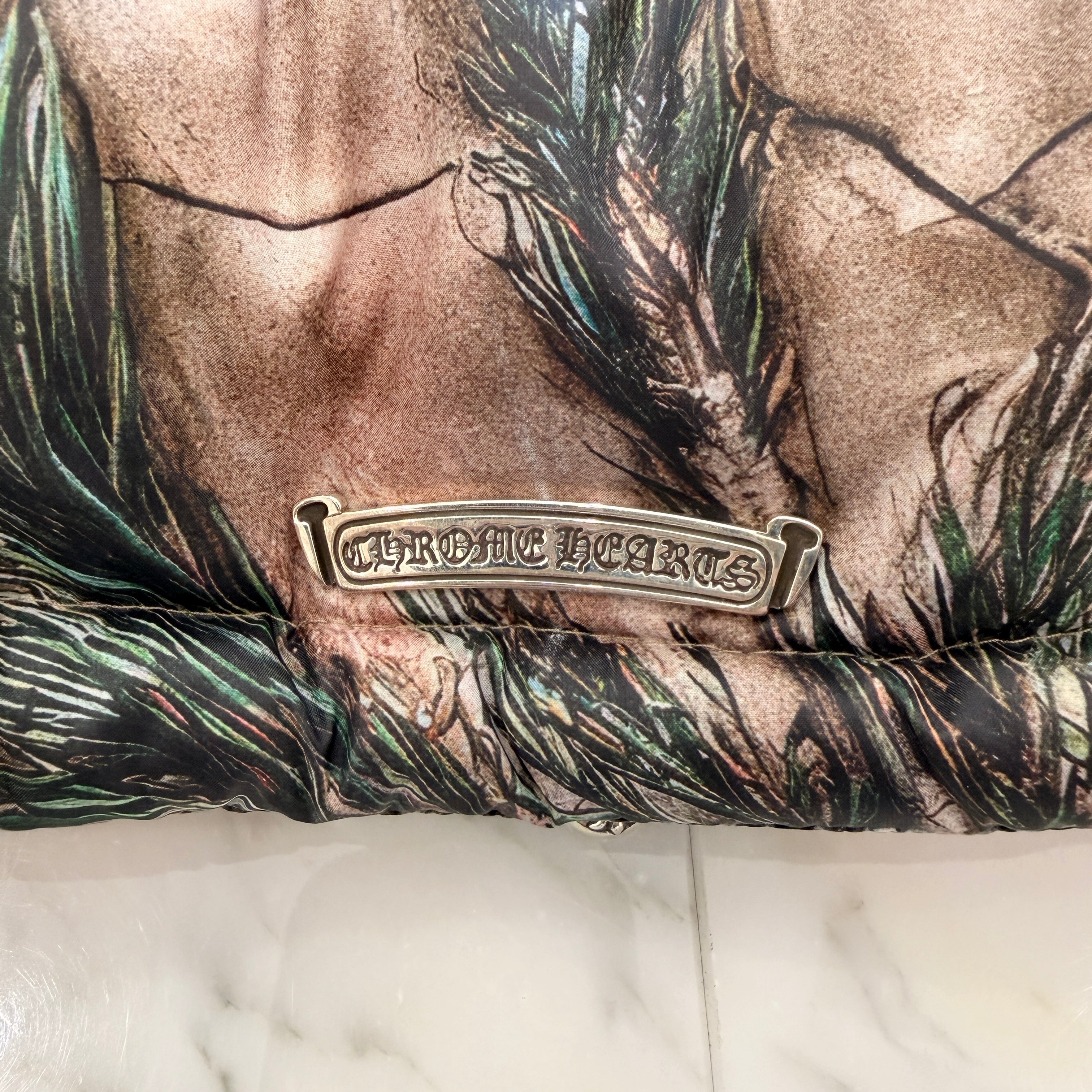 CHROME HEARTS × NIKE × Drake NOCTA 2026SS 3 Cemetery Cross Leather Patch Camo Down Jacket Size M クロムハーツ×ナイキ×ドレイク ノクタ 3 セメタリークロス レザーパッチ カモ ダウンジャケット サイズM