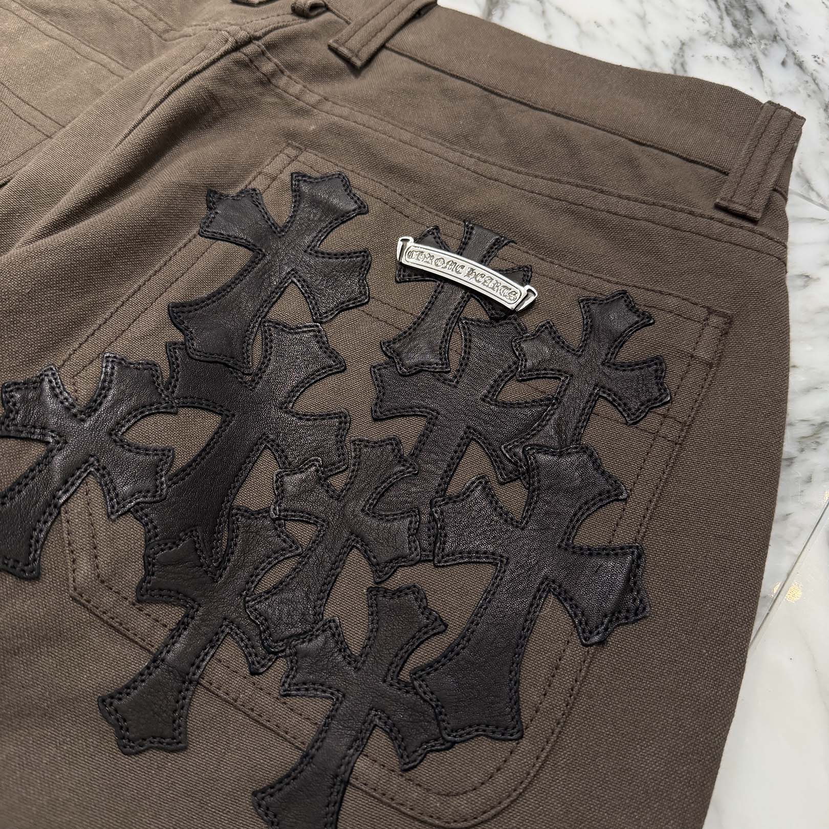 CHROME HEARTS Cemetery Cross Leather Patch Cotton Cargo Pants Size 32 クロムハーツ セメタリー クロス レザー パッチ コットン カーゴ パンツ ブラウン サイズ32