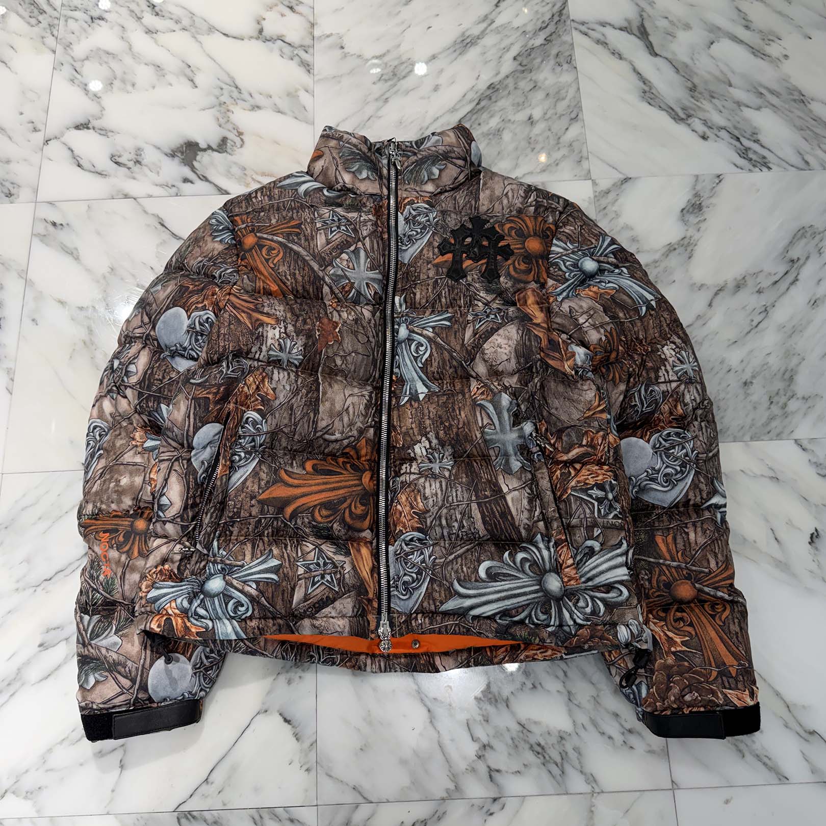 CHROME HEARTS × NIKE × Drake NOCTA 2026SS 3 Cemetery Cross Leather Patch Camo Down Jacket Size M クロムハーツ×ナイキ×ドレイク ノクタ 3 セメタリークロス レザーパッチ カモ ダウンジャケット サイズM