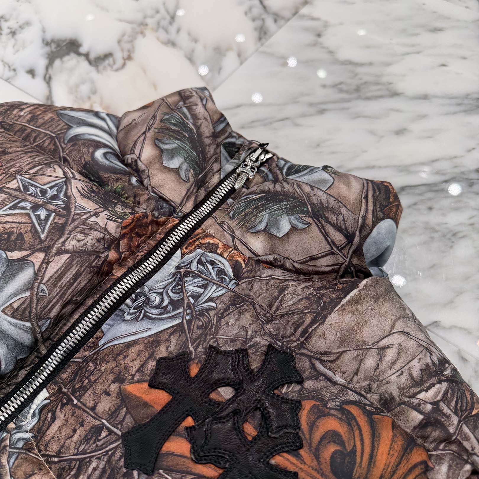 CHROME HEARTS × NIKE × Drake NOCTA 2026SS 3 Cemetery Cross Leather Patch Camo Down Jacket Size M クロムハーツ×ナイキ×ドレイク ノクタ 3 セメタリークロス レザーパッチ カモ ダウンジャケット サイズM