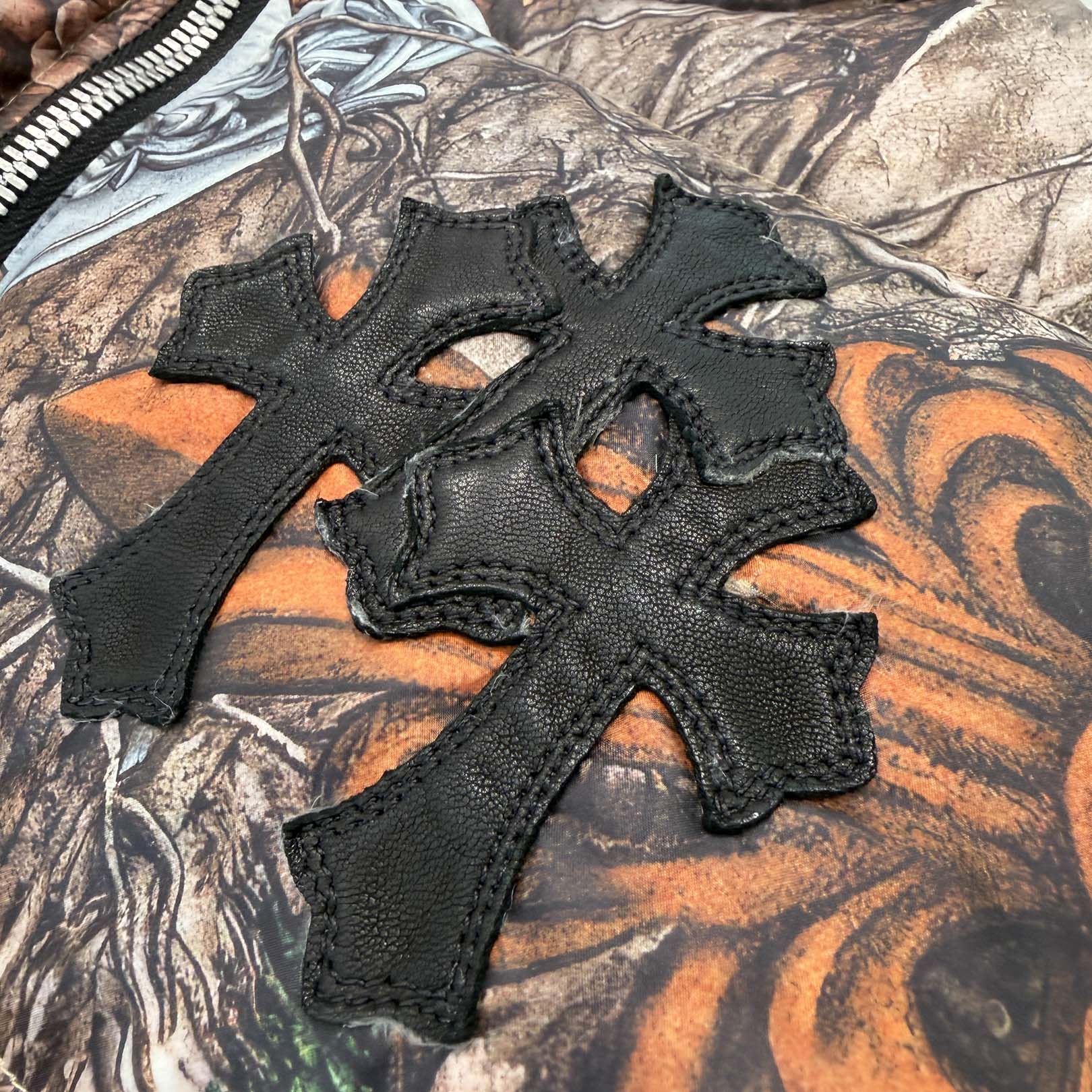 CHROME HEARTS × NIKE × Drake NOCTA 2026SS 3 Cemetery Cross Leather Patch Camo Down Jacket Size M クロムハーツ×ナイキ×ドレイク ノクタ 3 セメタリークロス レザーパッチ カモ ダウンジャケット サイズM