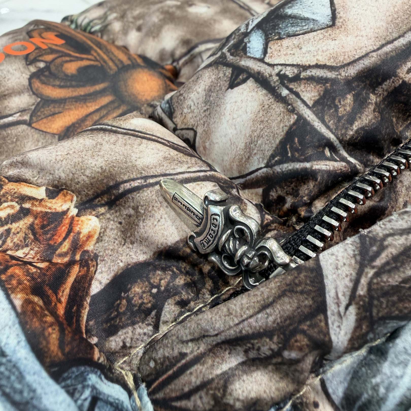 CHROME HEARTS × NIKE × Drake NOCTA 2026SS 3 Cemetery Cross Leather Patch Camo Down Jacket Size M クロムハーツ×ナイキ×ドレイク ノクタ 3 セメタリークロス レザーパッチ カモ ダウンジャケット サイズM