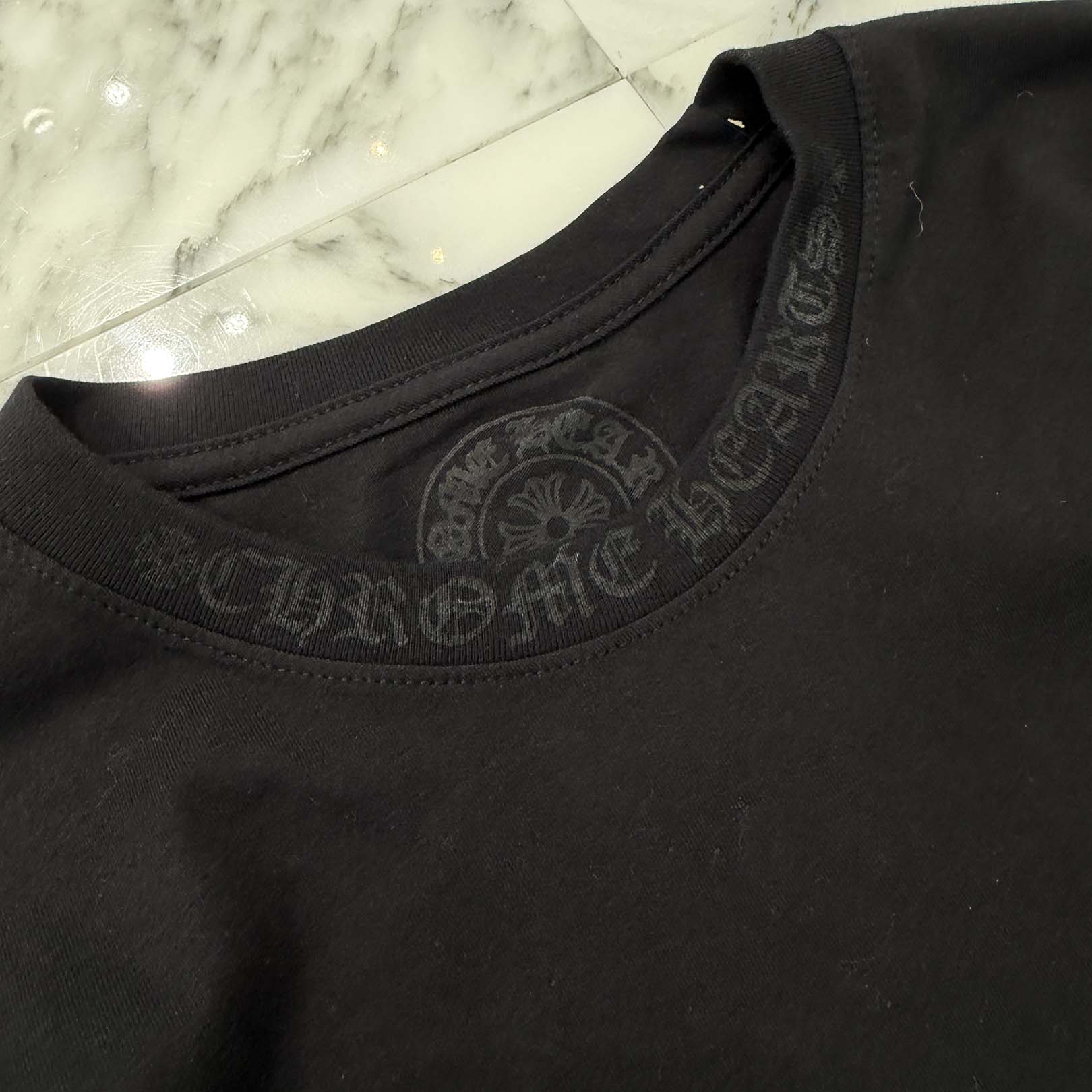 CHROME HEARTS Old English Neck Logo Dark Grey Long Sleeve Tee Size M クロムハーツ オールドイングリッシュ ネックロゴ ダークグレイ ロングスリーブTシャツ サイズM