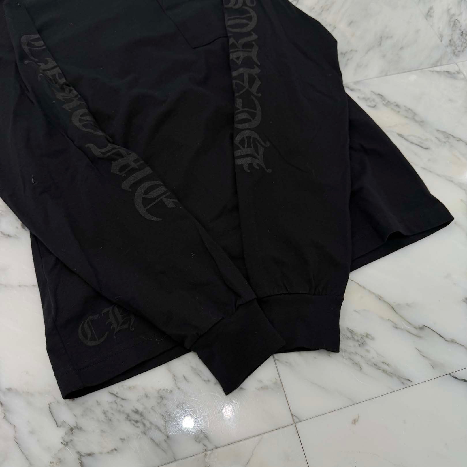CHROME HEARTS Old English Neck Logo Dark Grey Long Sleeve Tee Size M クロムハーツ オールドイングリッシュ ネックロゴ ダークグレイ ロングスリーブTシャツ サイズM