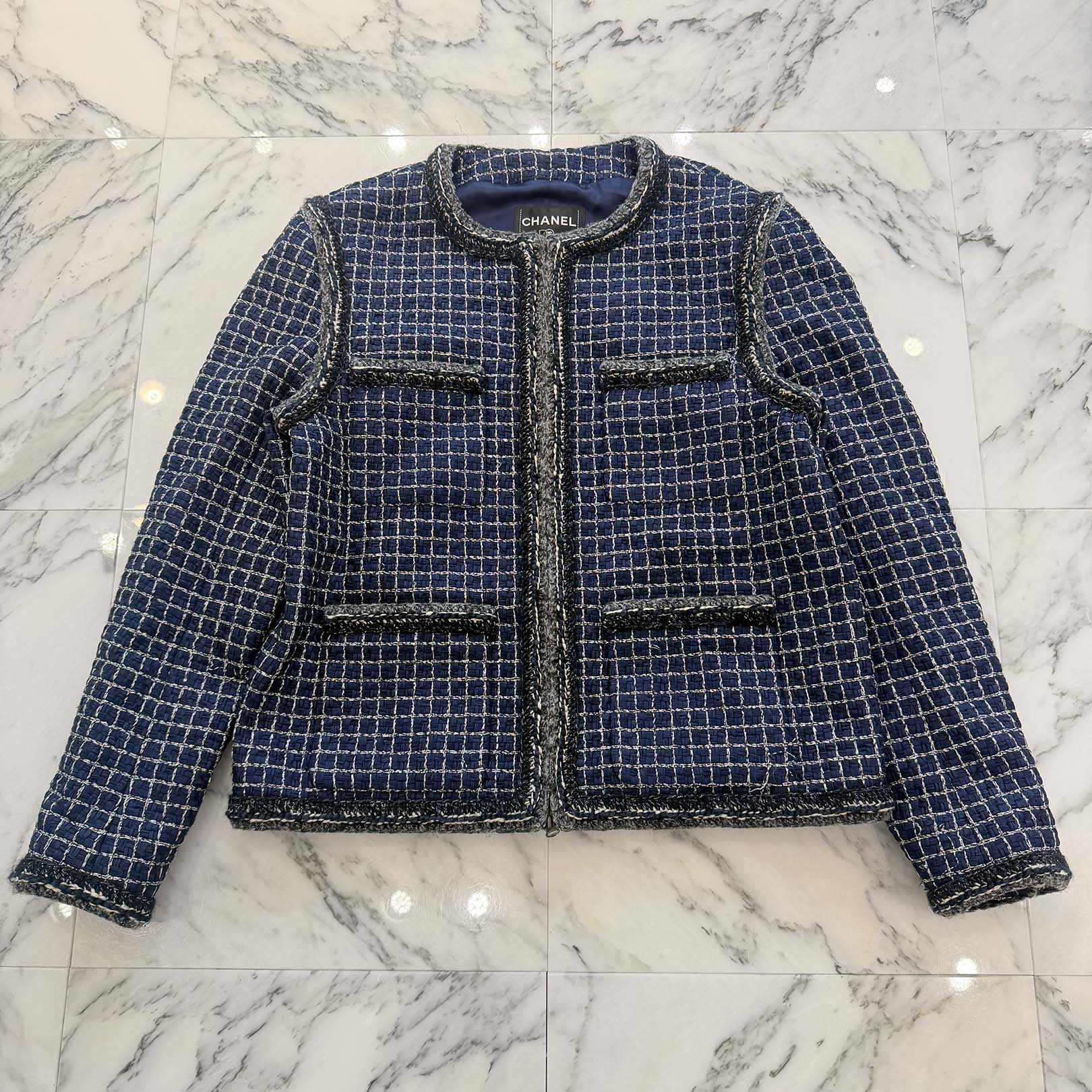 CHANEL 2017AW " Paris Cosmopolite " Metallic Silver Tweed Jacket P56897V31864 Size 52 シャネル "パリ コスモポリト" メタリックシルバーツイードジャケット サイズ52