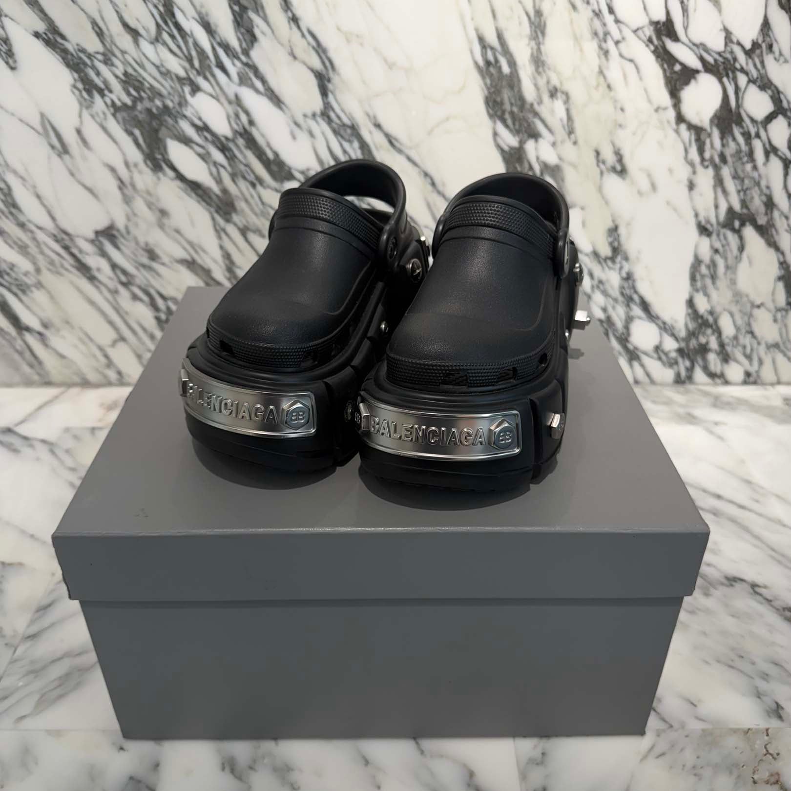バレンシアガ×クロックス　2022ss サンダル　ブラック　サイズ35 極美品 BALENCIAGA × Crocs 2022SS Hard Crocs Sandals 687398 Size 35 (23.0