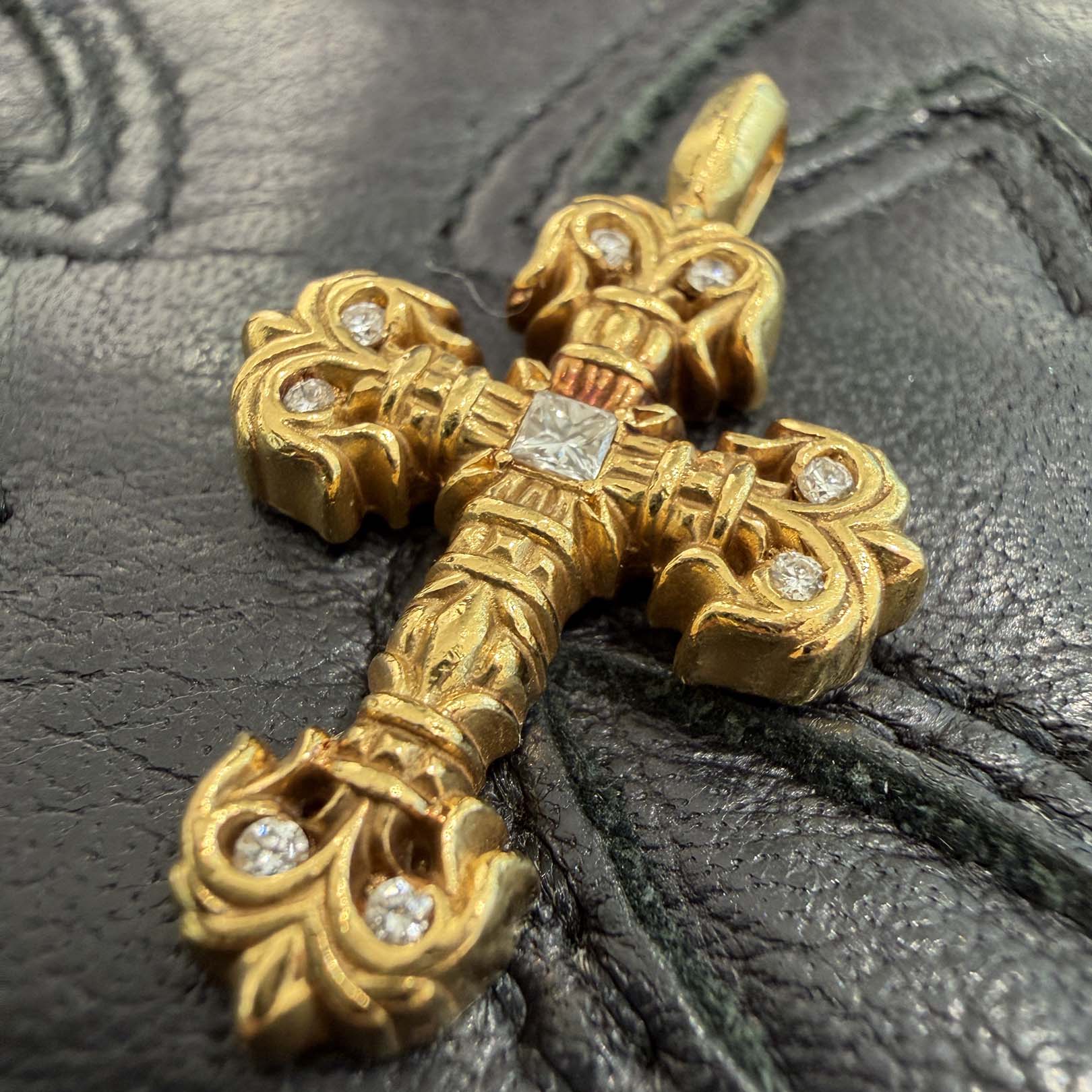 CHROME HEARTS 22K Tiny Filigree Cross Pave Diamond Pendent Top