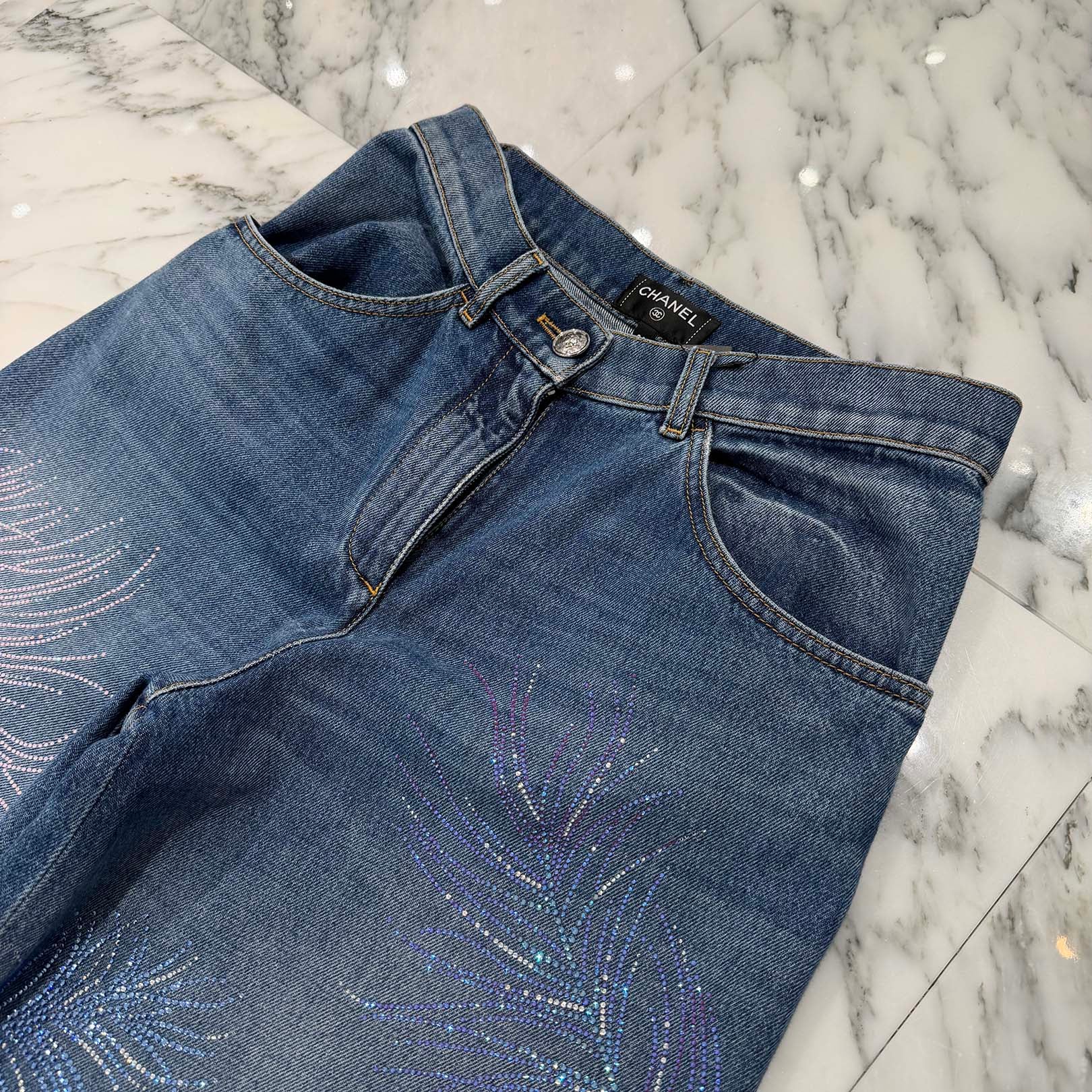 CHANEL 2025SS Feather Motif Rhinestone Wide Denim Pants P79479V71730 Size 38 シャネル フェザーモチーフ ラインストーン ワイドデニムパンツ サイズ38