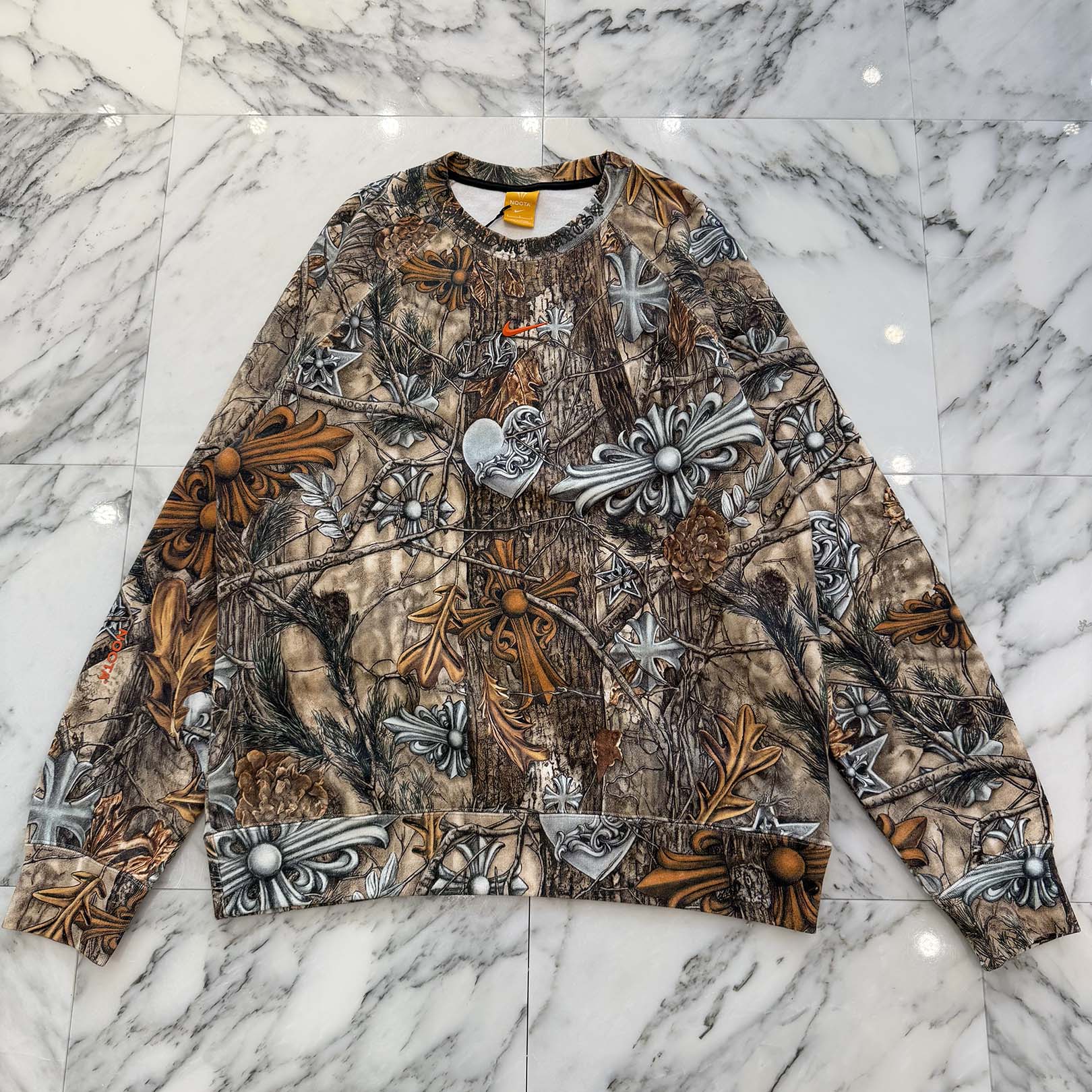 CHROME HEARTS × NIKE × Drake NOCTA 2026SS Camo Neck Logo Crewneck Sweatshirt Size L クロムハーツ×ナイキ×ドレイク ノクタ カモネックロゴクルーネックスウェットシャツ サイズL