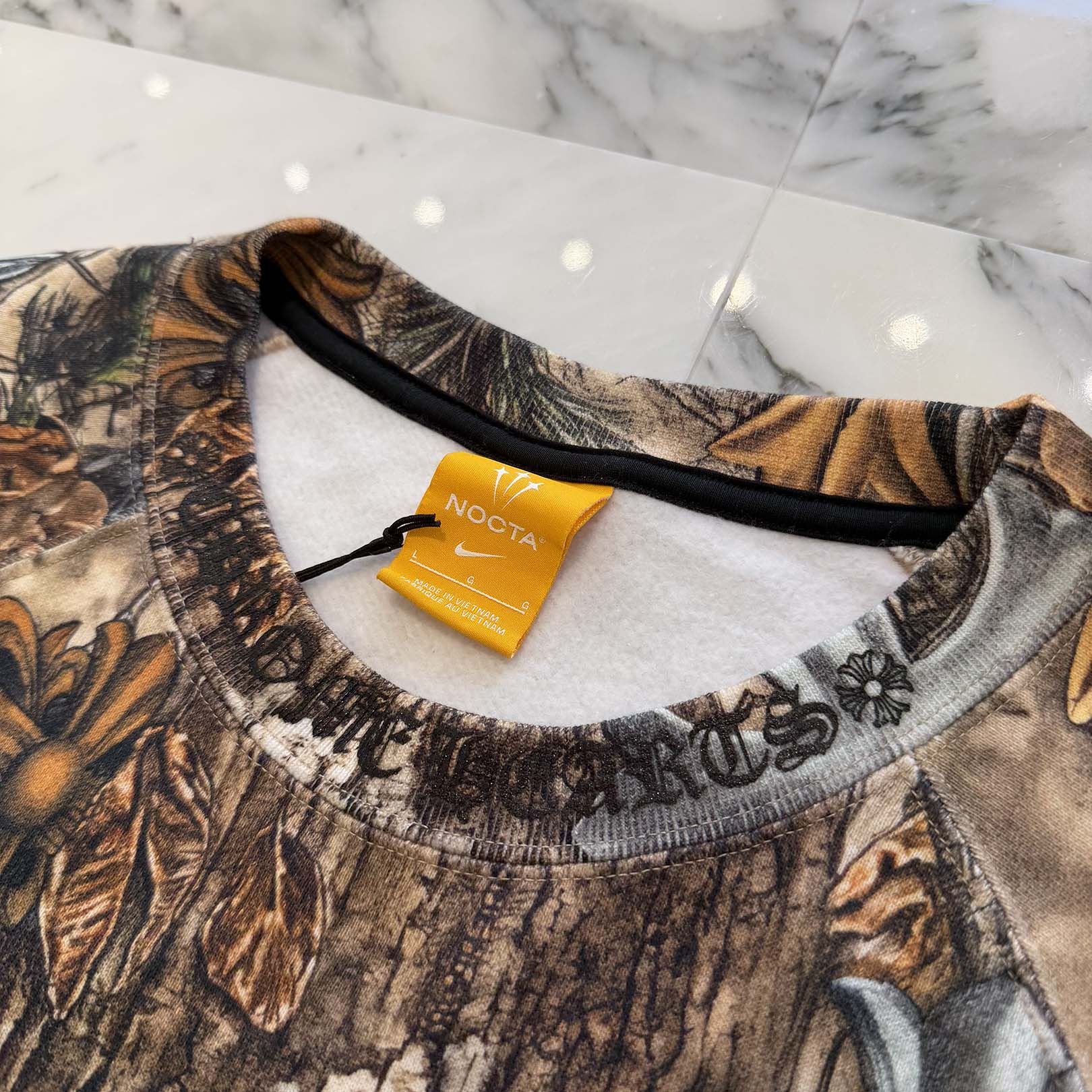 CHROME HEARTS × NIKE × Drake NOCTA 2026SS Camo Neck Logo Crewneck Sweatshirt Size L クロムハーツ×ナイキ×ドレイク ノクタ カモネックロゴクルーネックスウェットシャツ サイズL