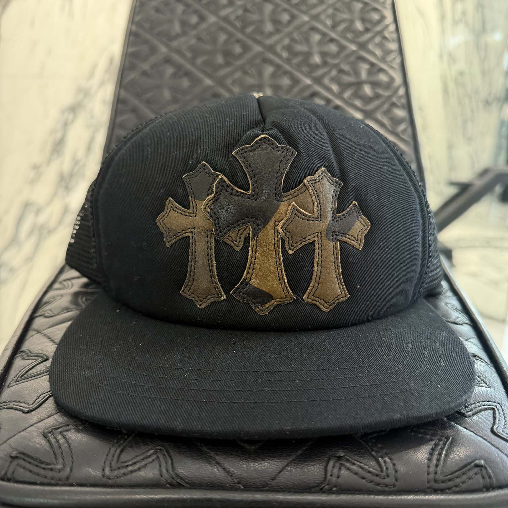 CHROME HEARTS Camo Triple Cross Leather Patch Trucker Cap ONE SIZE (51-61) クロムハーツ カモ トリプルクロス レザーパッチ トラッカーキャップ サイズONE SIZE (51-61)