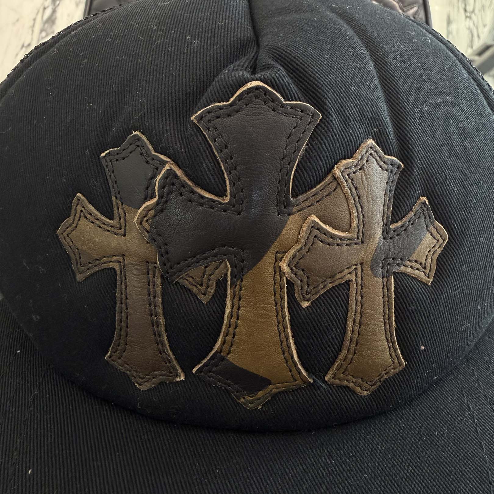 CHROME HEARTS Camo Triple Cross Leather Patch Trucker Cap ONE SIZE (51-61) クロムハーツ カモ トリプルクロス レザーパッチ トラッカーキャップ サイズONE SIZE (51-61)