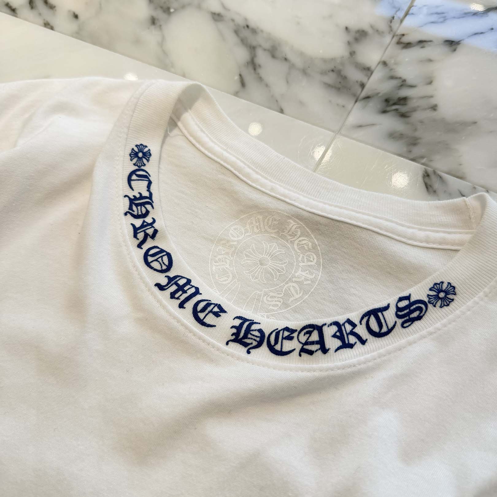 CHROME HEARTS 2025SS Old English Neck Logo Neon Blue Tee Size L クロムハーツ オールドイングリッシュ ネックロゴ ネオンブルー Tシャツ サイズL