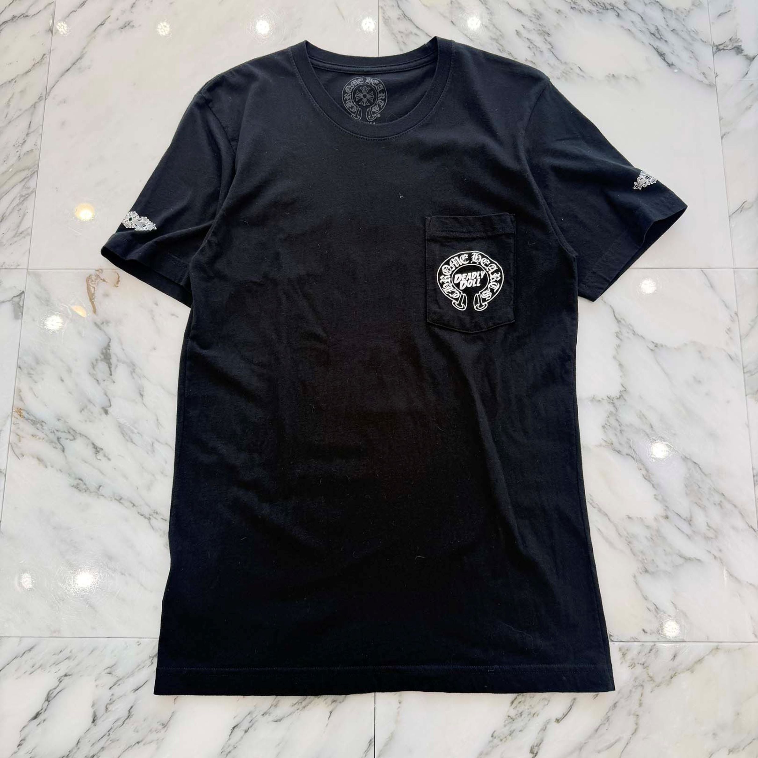 CHROME HEARTS × DEADLLY DOLL Back Horseshoe Print Tee Size M クロムハーツ × デッドリードール バックホースシュープリント Tシャツ サイズM