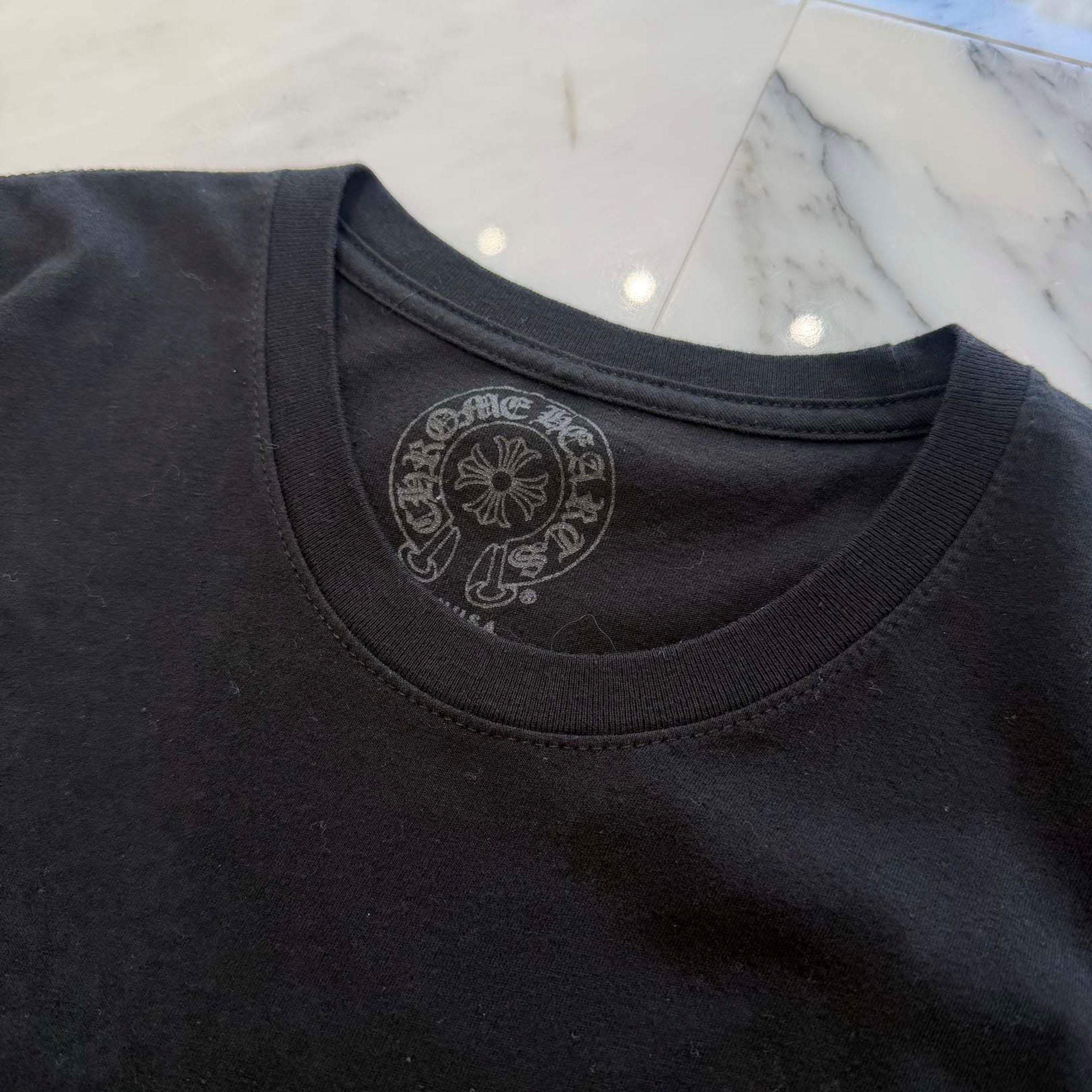 CHROME HEARTS × DEADLLY DOLL Back Horseshoe Print Tee Size M クロムハーツ × デッドリードール バックホースシュープリント Tシャツ サイズM