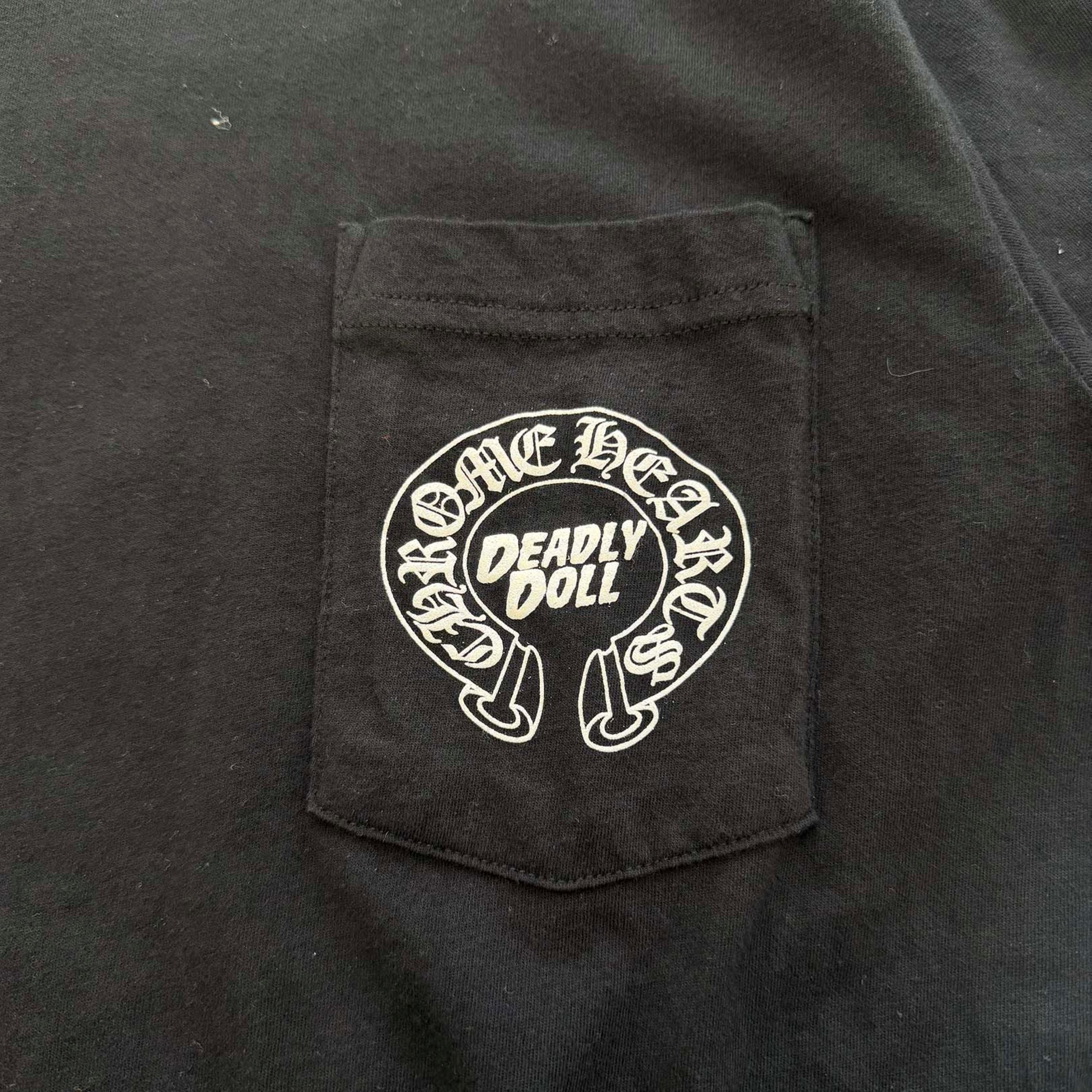 CHROME HEARTS × DEADLLY DOLL Back Horseshoe Print Tee Size M クロムハーツ × デッドリードール バックホースシュープリント Tシャツ サイズM