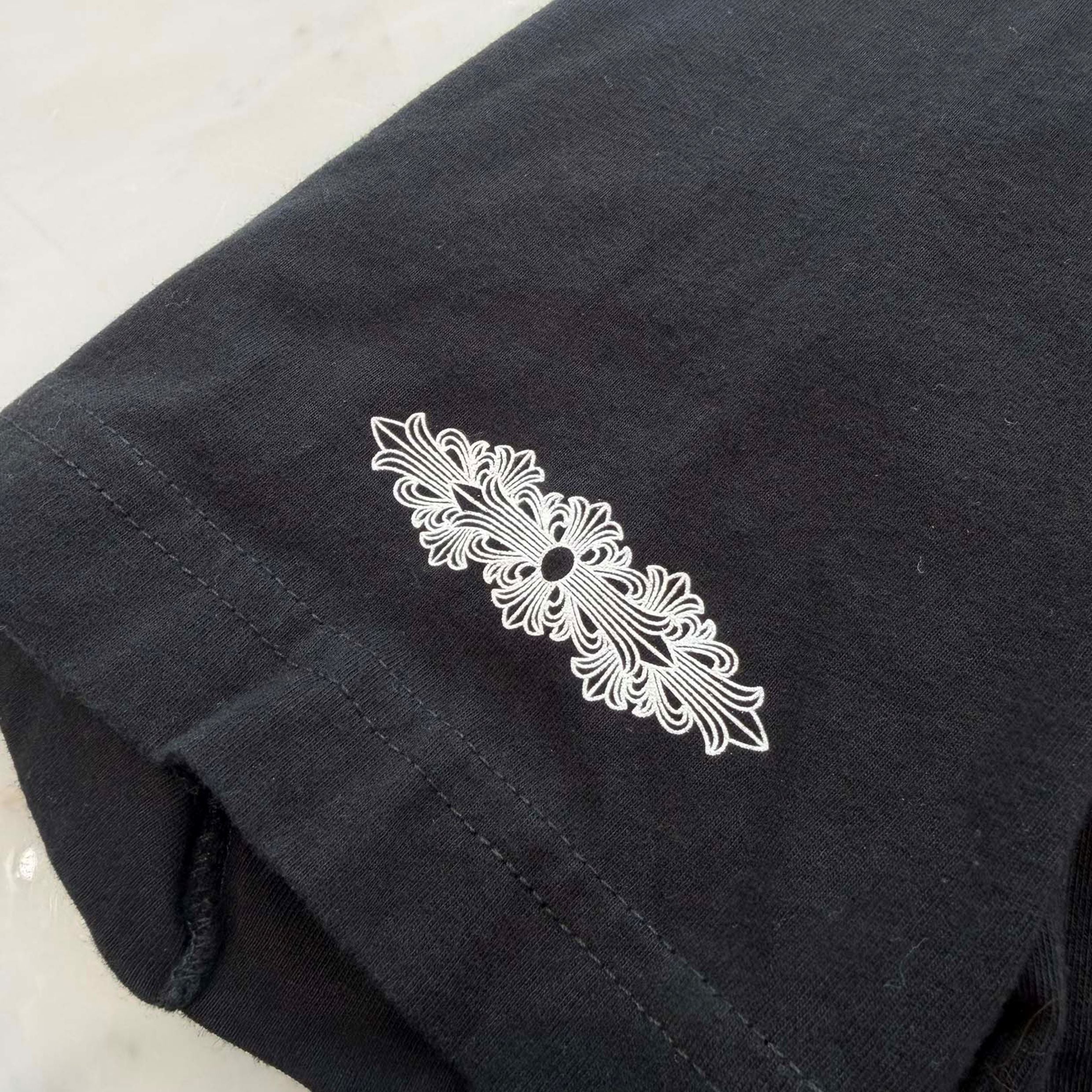CHROME HEARTS × DEADLLY DOLL Back Horseshoe Print Tee Size M クロムハーツ × デッドリードール バックホースシュープリント Tシャツ サイズM