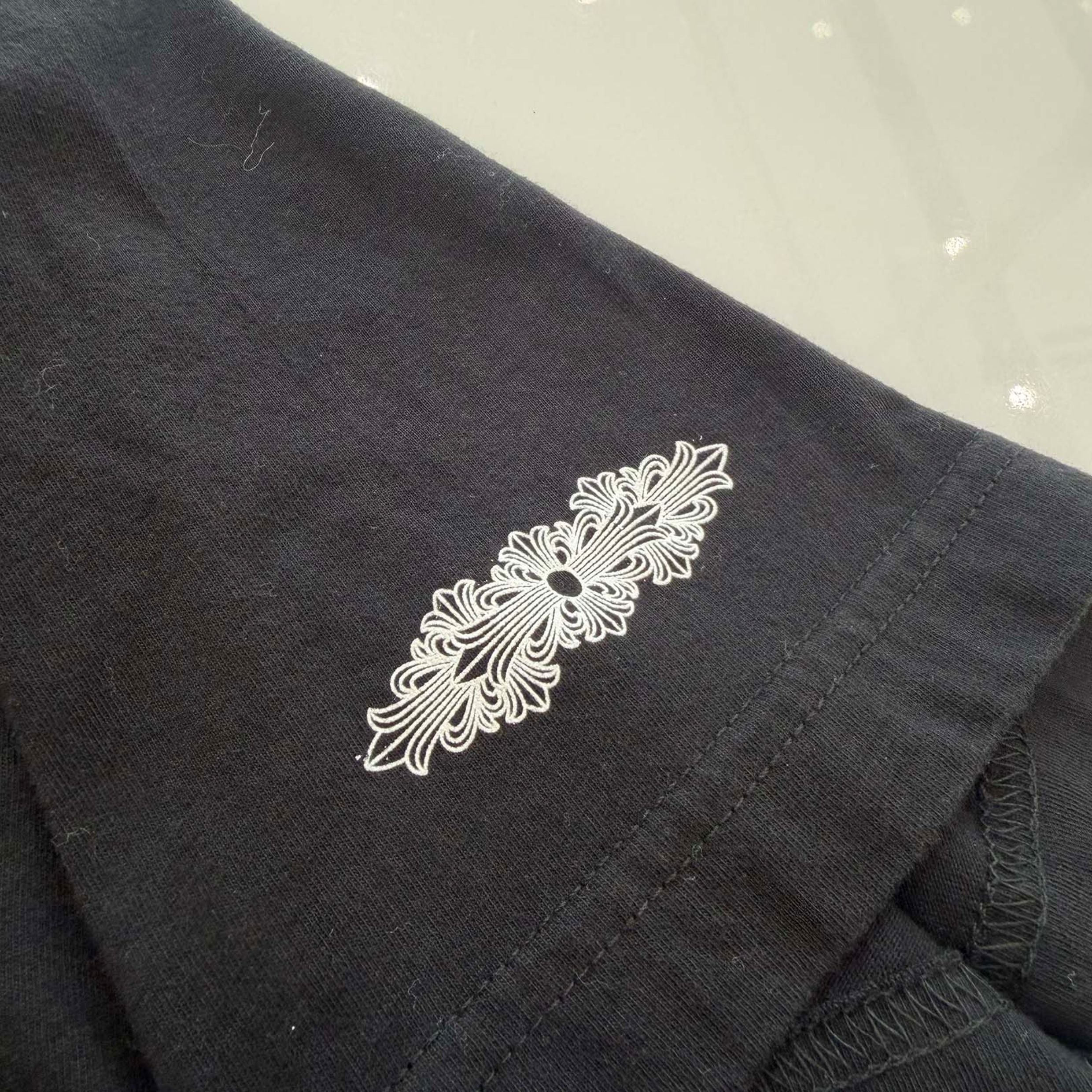 CHROME HEARTS × DEADLLY DOLL Back Horseshoe Print Tee Size M クロムハーツ × デッドリードール バックホースシュープリント Tシャツ サイズM
