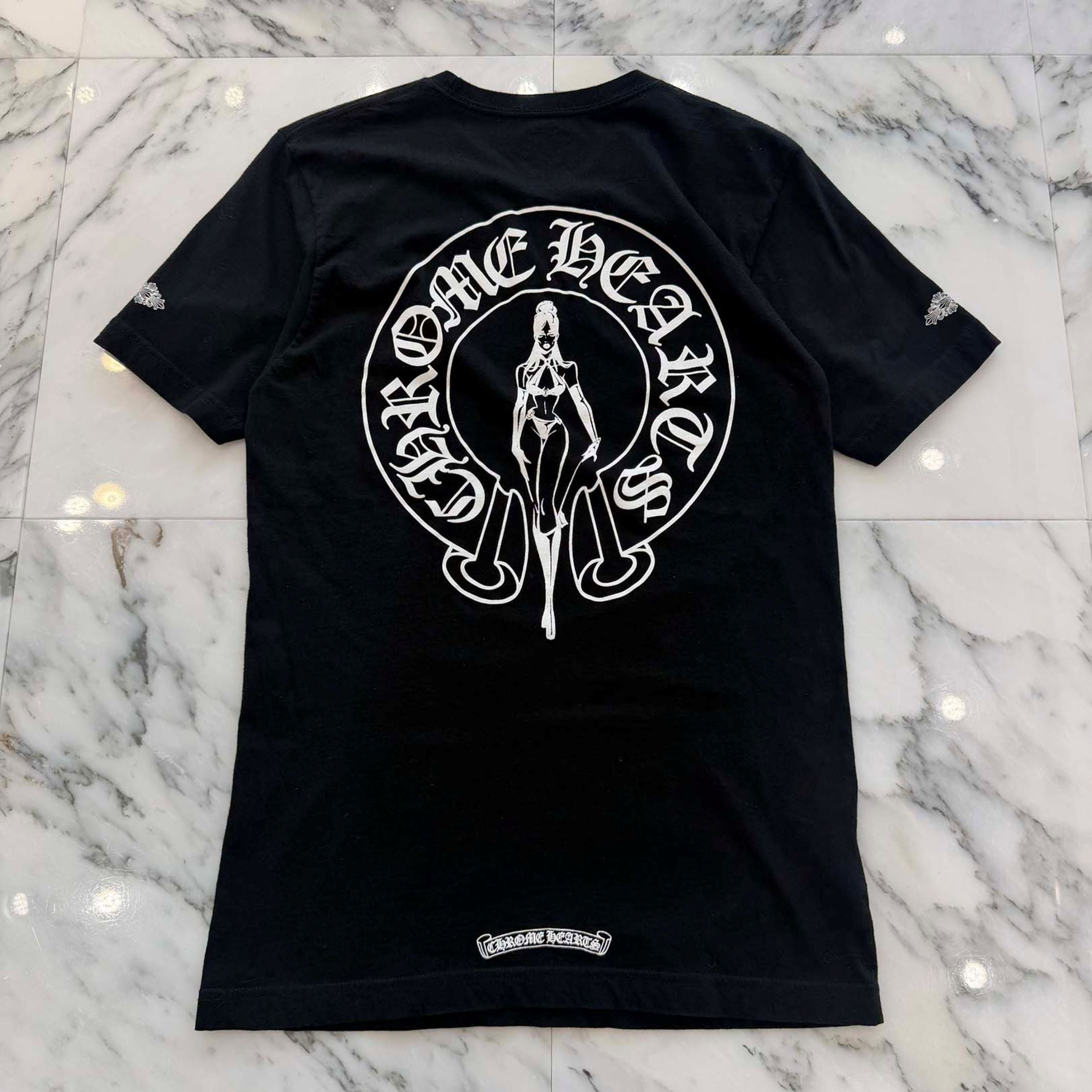 CHROME HEARTS × DEADLLY DOLL Back Horseshoe Print Tee Size M クロムハーツ × デッドリードール バックホースシュープリント Tシャツ サイズM