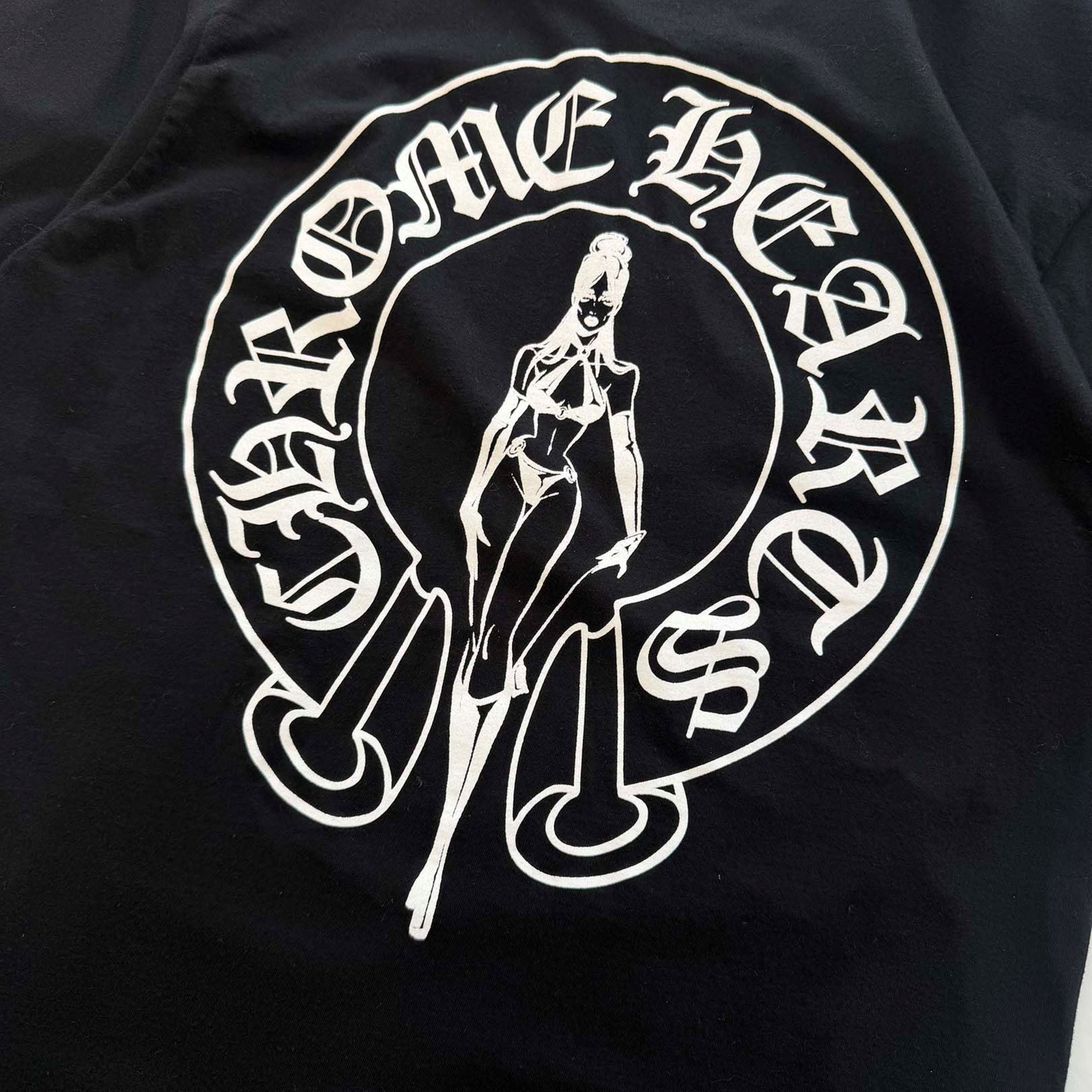 CHROME HEARTS × DEADLLY DOLL Back Horseshoe Print Tee Size M クロムハーツ × デッドリードール バックホースシュープリント Tシャツ サイズM