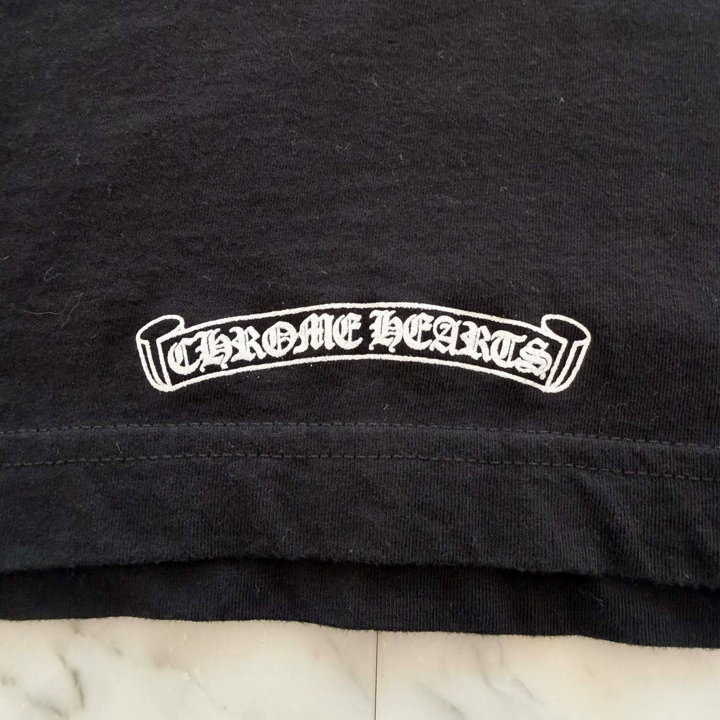 CHROME HEARTS × DEADLLY DOLL Back Horseshoe Print Tee Size M クロムハーツ × デッドリードール バックホースシュープリント Tシャツ サイズM