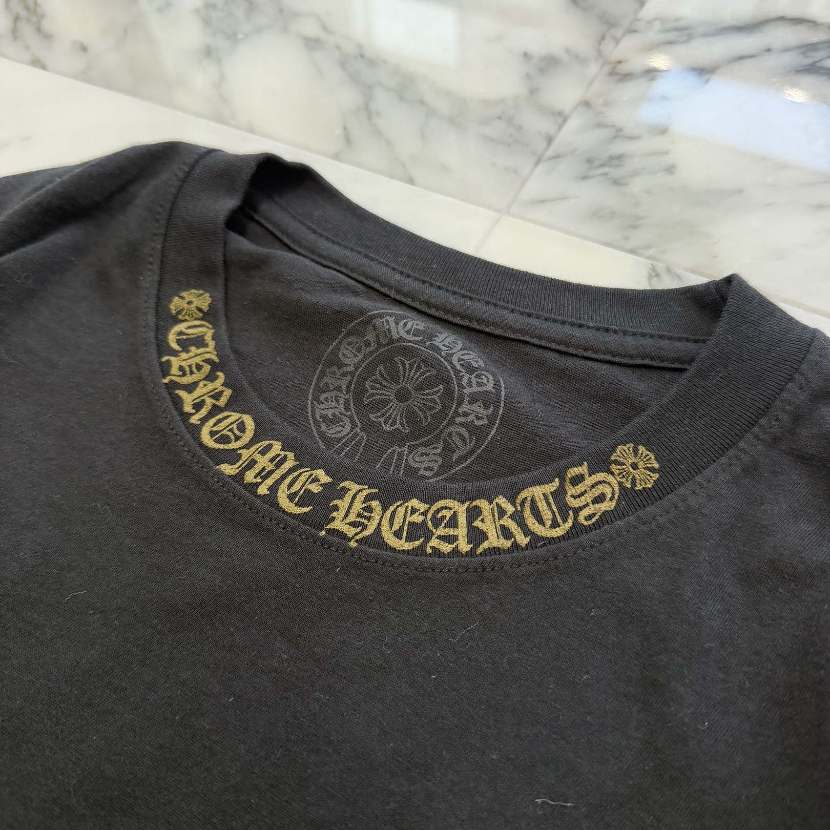 CHROME HEARTS 2026SS Old English Gold Neck Logo Long Sleeve Tee Size M クロムハーツ オールドイングリッシュ ゴールド ネックロゴ ロングスリーブTシャツ サイズM