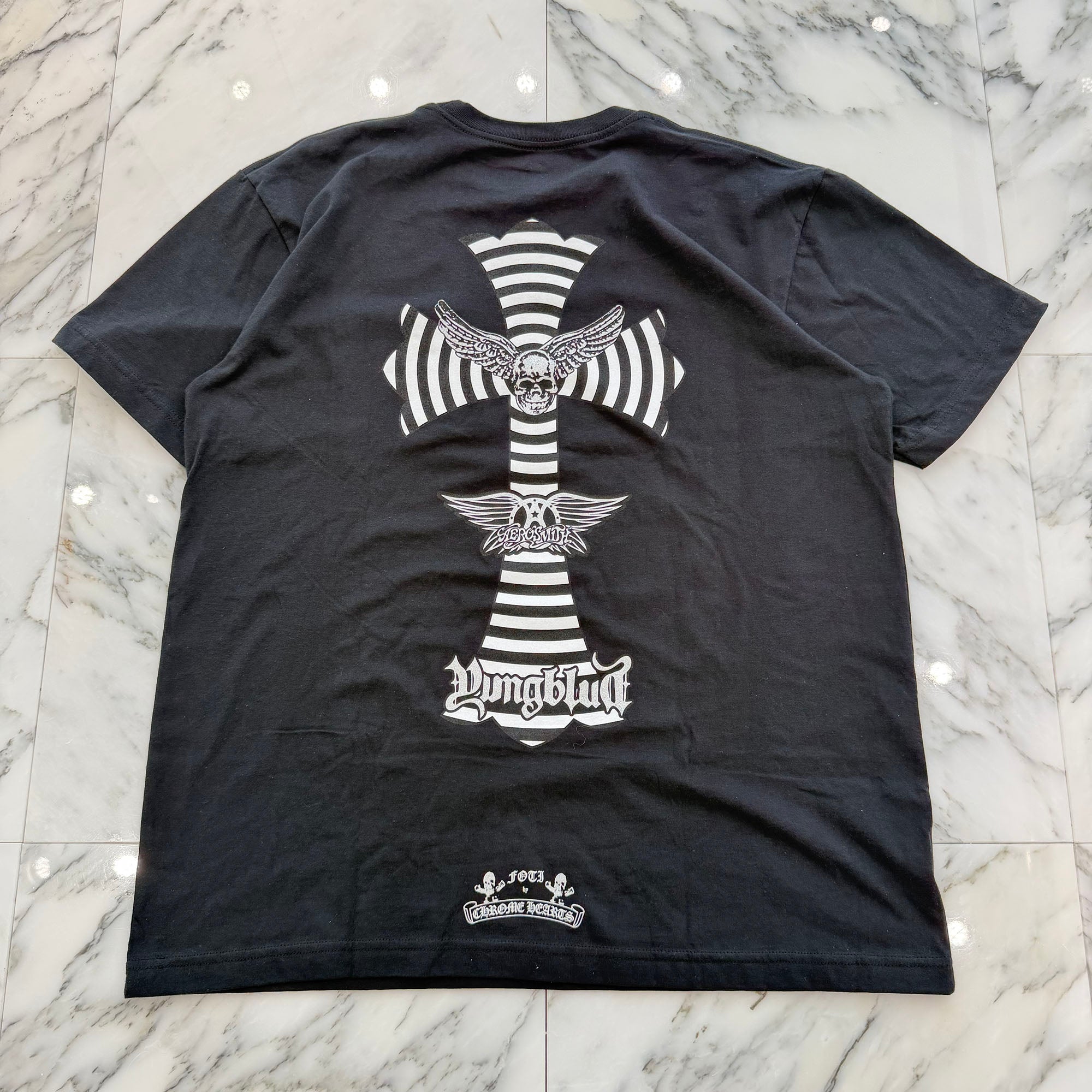 CHROME HEARTS FOTI × Yung Blud × Aerosmith Mahalia Back Cross Logo Tee Size XL クロムハーツ フォティ× ヤングブラッド ×エアロスミス マハリア バック クロス ロゴ Tシャツ サイズXL