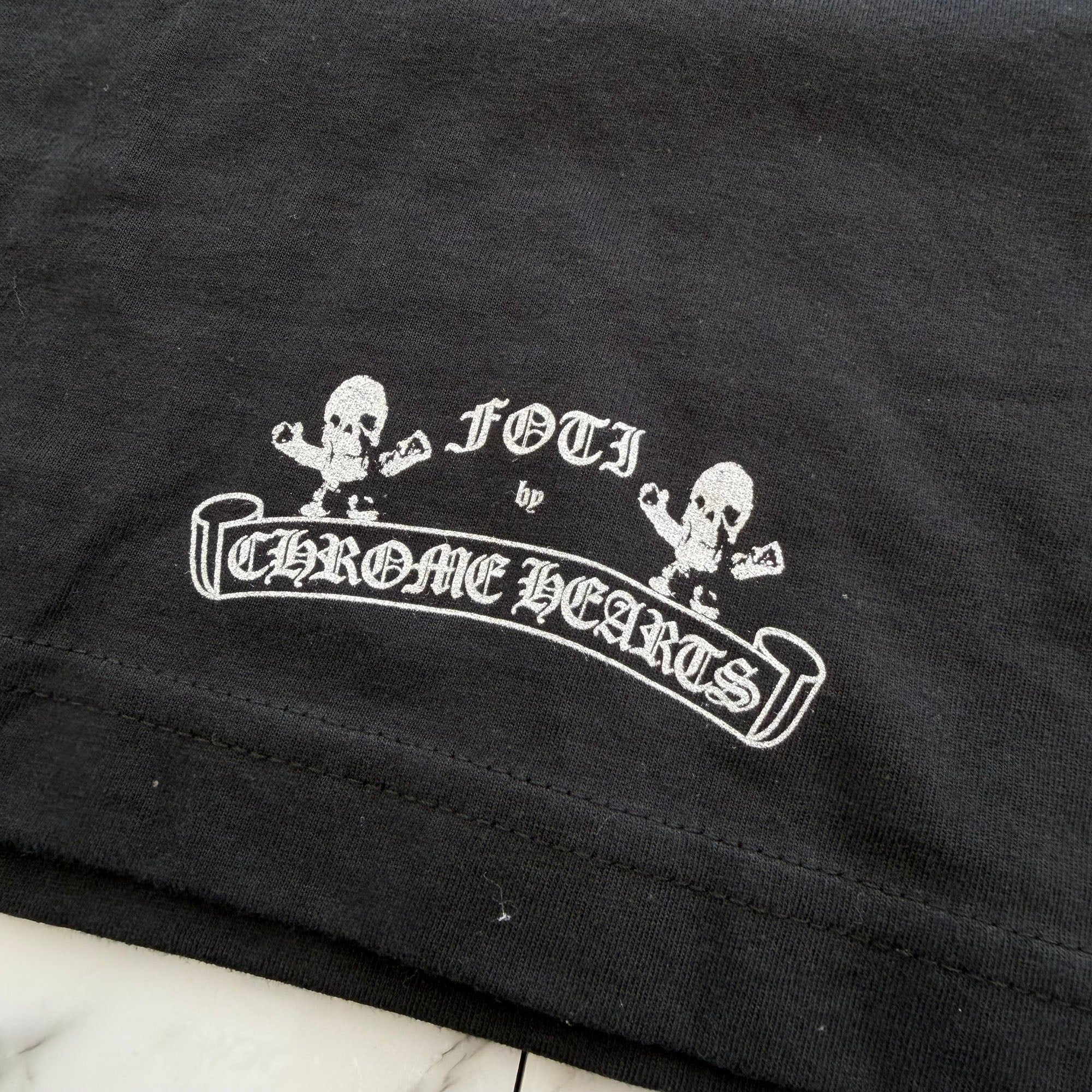 CHROME HEARTS FOTI × Yung Blud × Aerosmith Mahalia Back Cross Logo Tee Size XL クロムハーツ フォティ× ヤングブラッド ×エアロスミス マハリア バック クロス ロゴ Tシャツ サイズXL